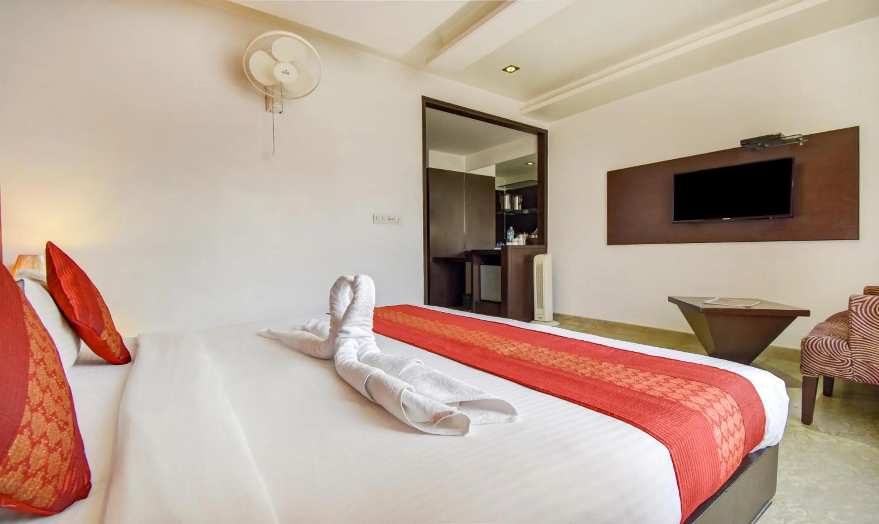 Bed in Hotel Raya Inn