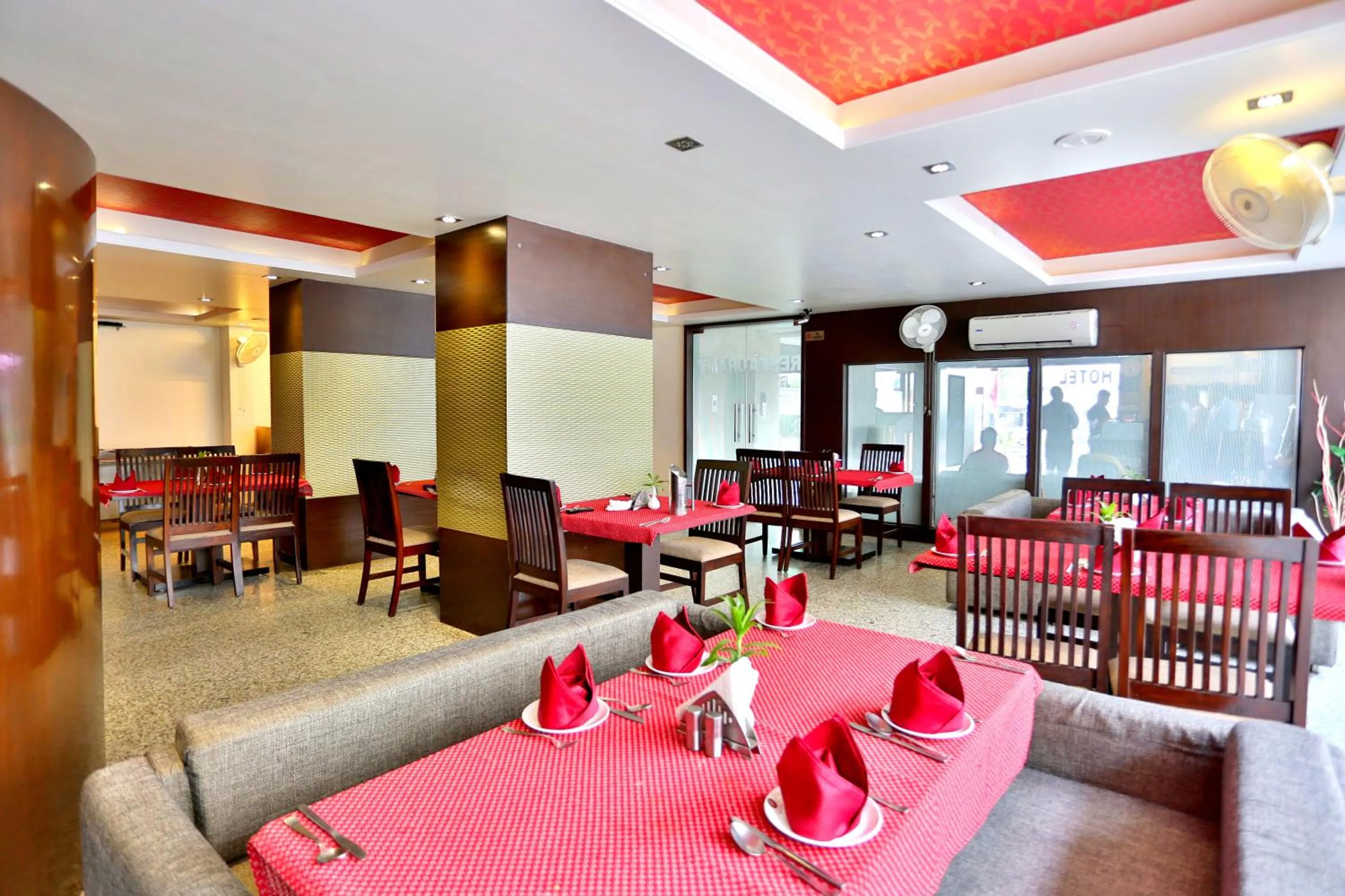 Restaurant/places to eat in Hotel Raya Inn