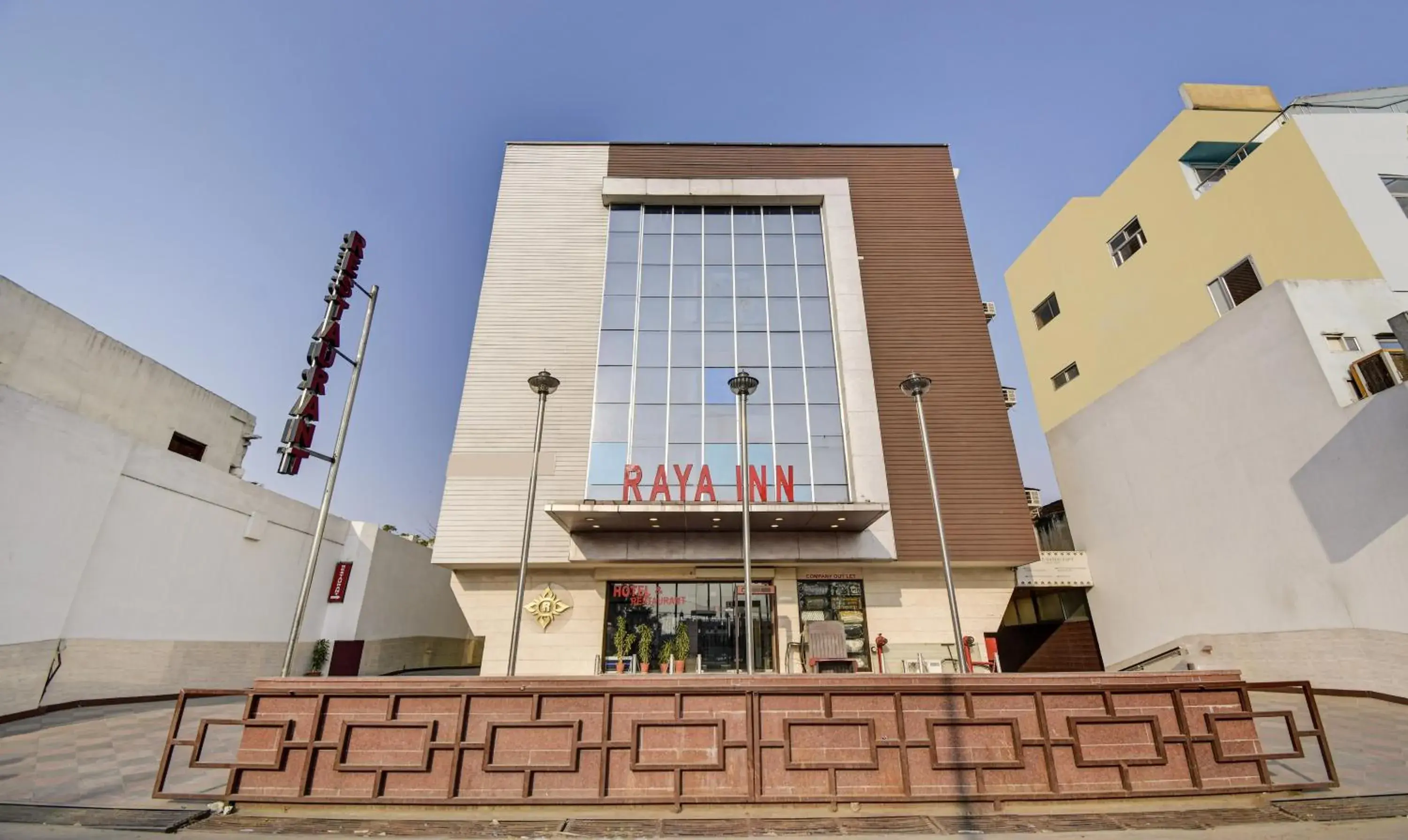 Property building in Hotel Raya Inn Property building in Hotel Raya Inn