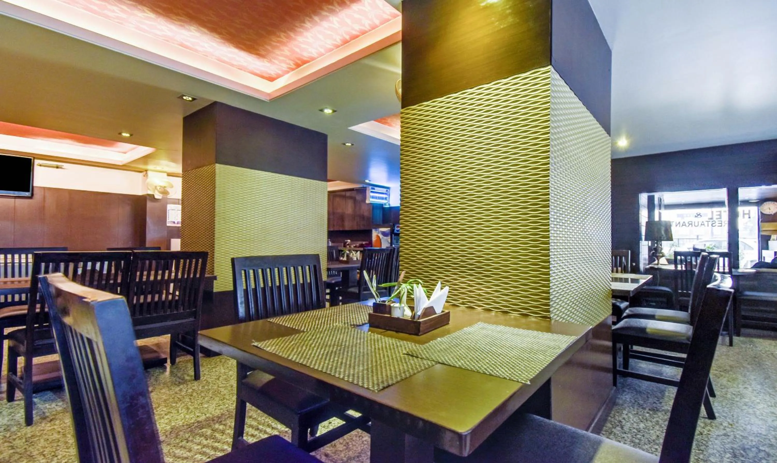 Restaurant/places to eat in Hotel Raya Inn