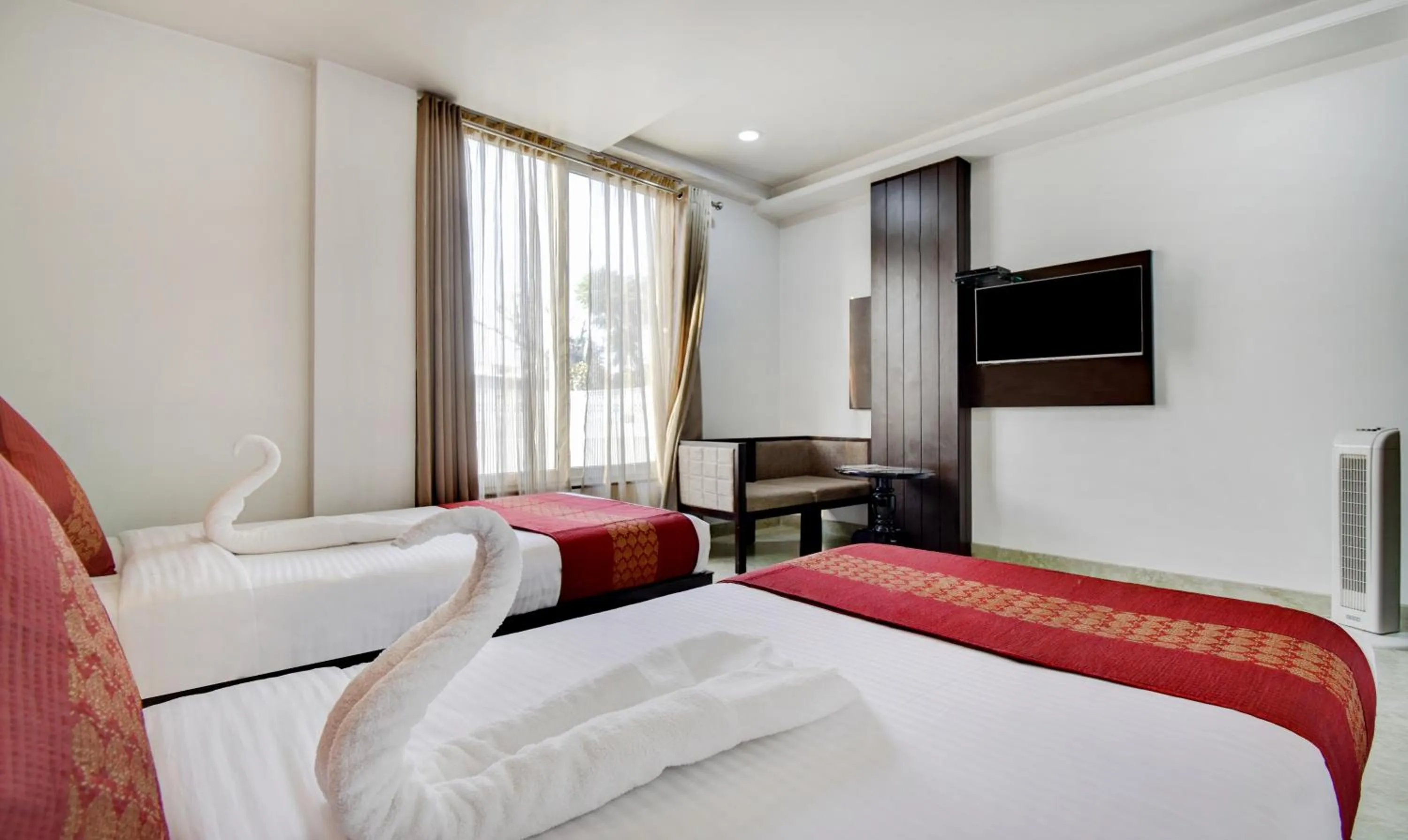 Bed in Hotel Raya Inn