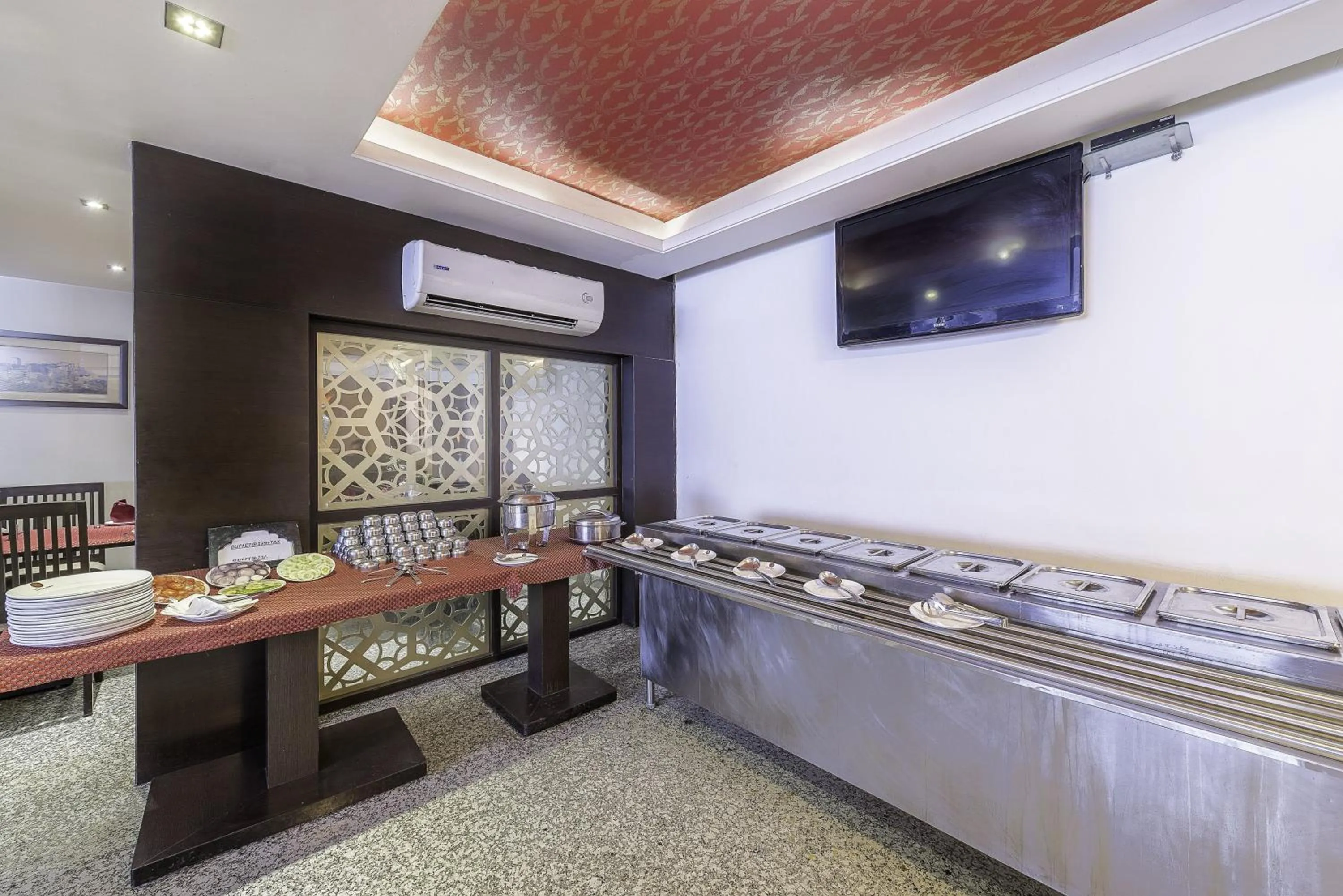 Restaurant/places to eat in Hotel Raya Inn