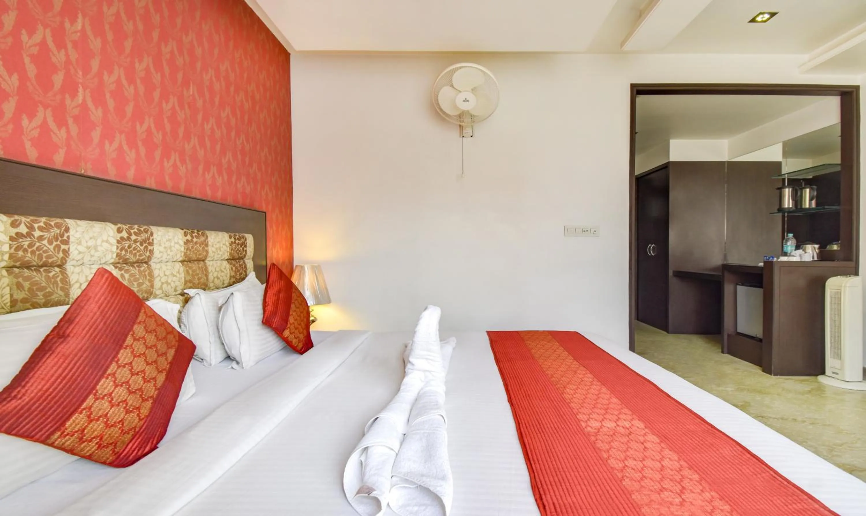 Bed in Hotel Raya Inn