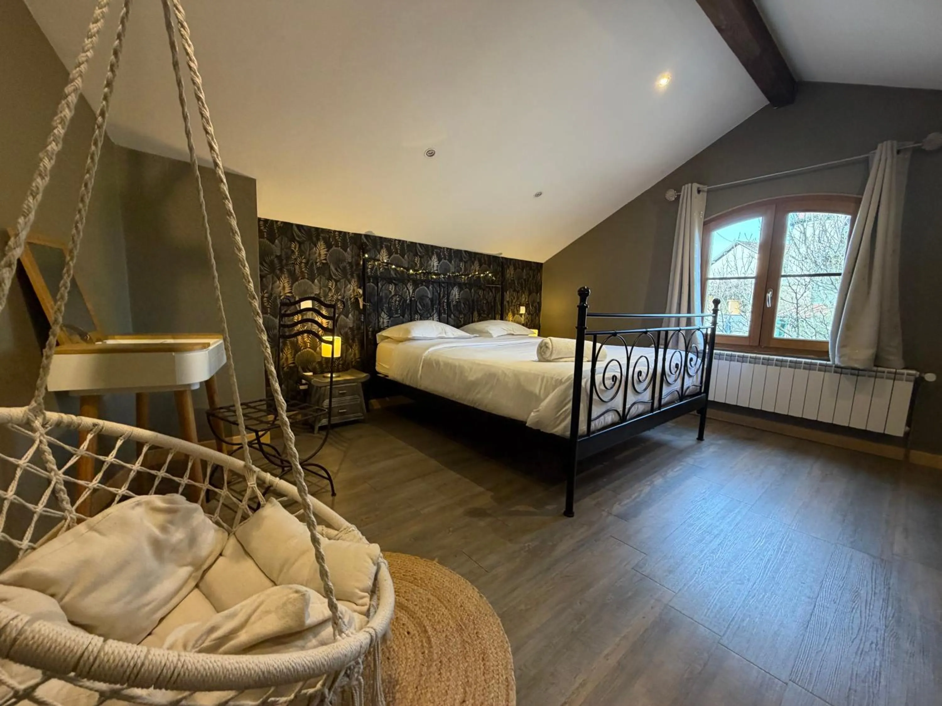 Bedroom, Bed in La Maison cachée du PAVILLON BELLEVUE