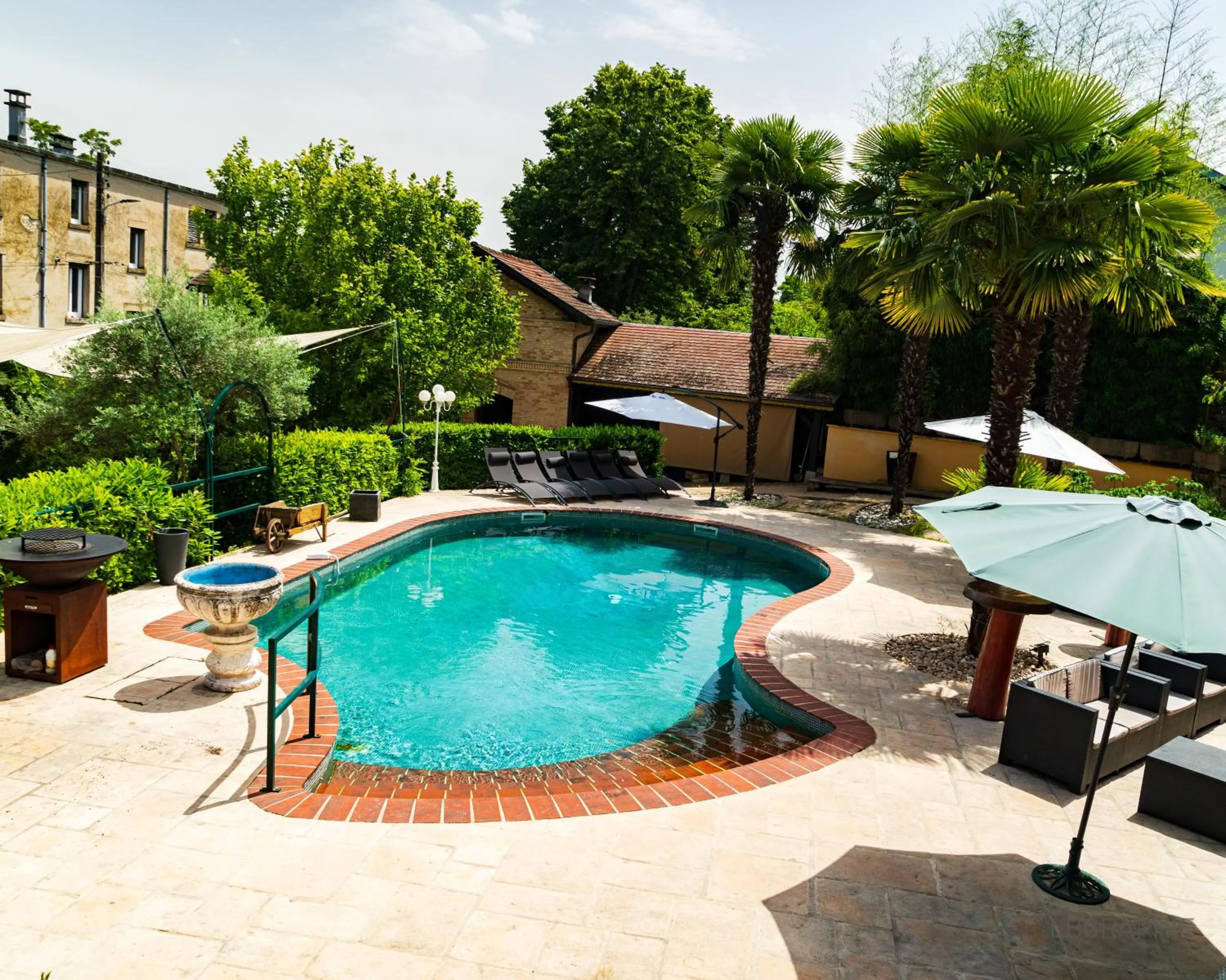 Swimming pool in La Maison cachée du PAVILLON BELLEVUE