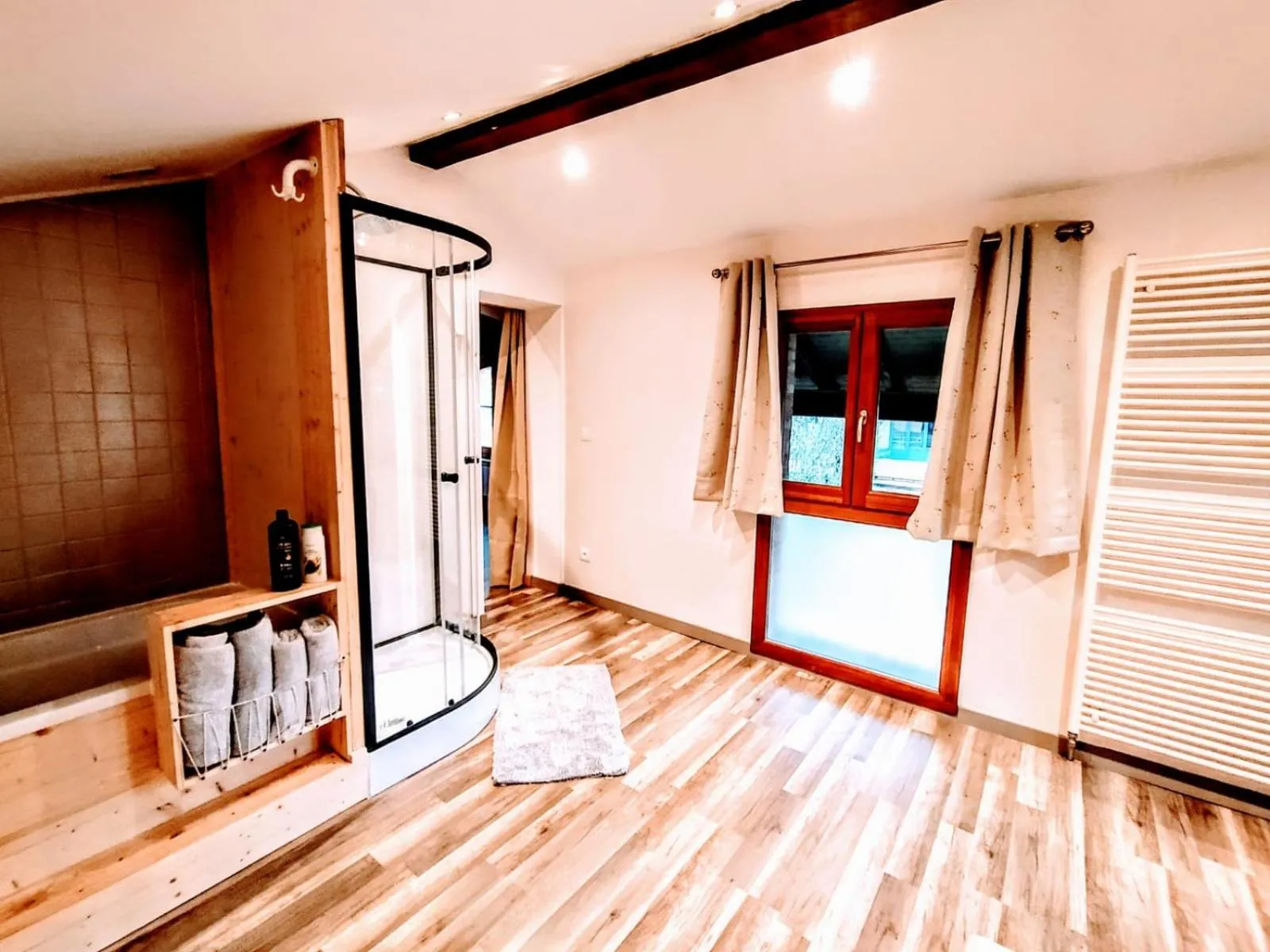 Shower, Bed in La Maison cachée du PAVILLON BELLEVUE