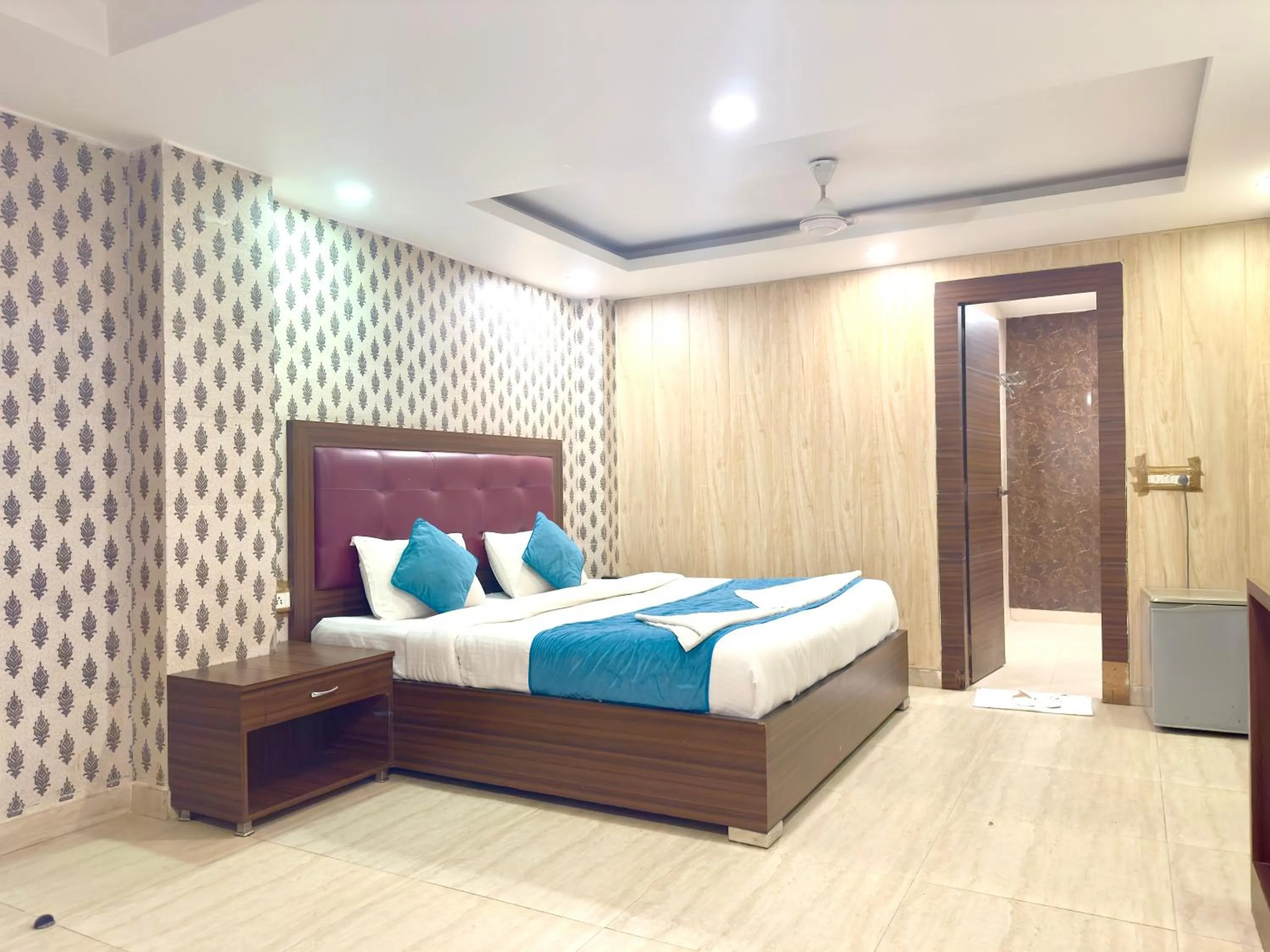 Bed in Hotel Pawan Plaza - Near BLK and Ganga Ram Hospital - Karol Bagh