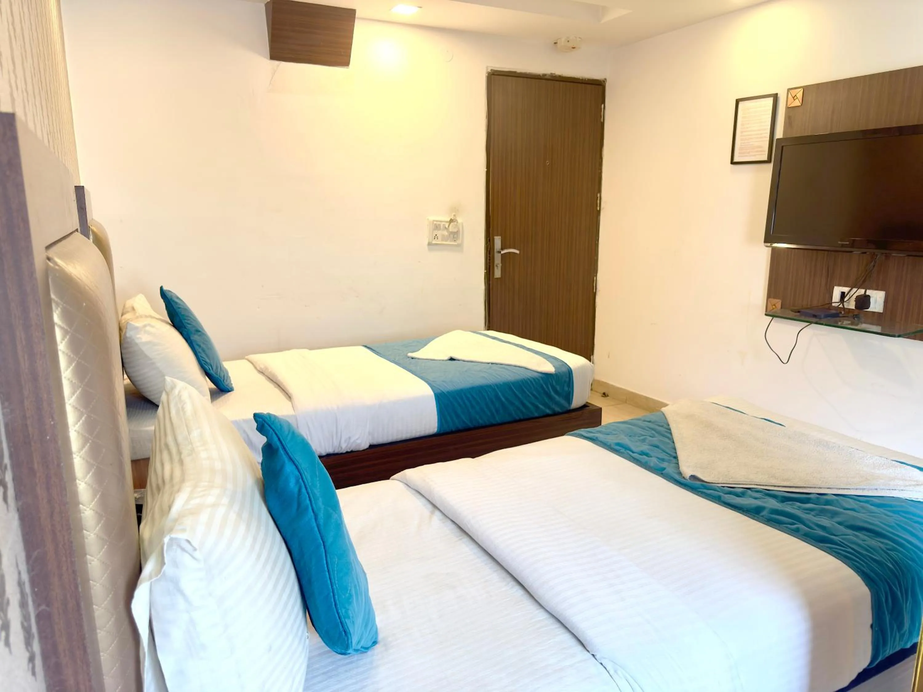 Bed in Hotel Pawan Plaza - Near BLK and Ganga Ram Hospital - Karol Bagh