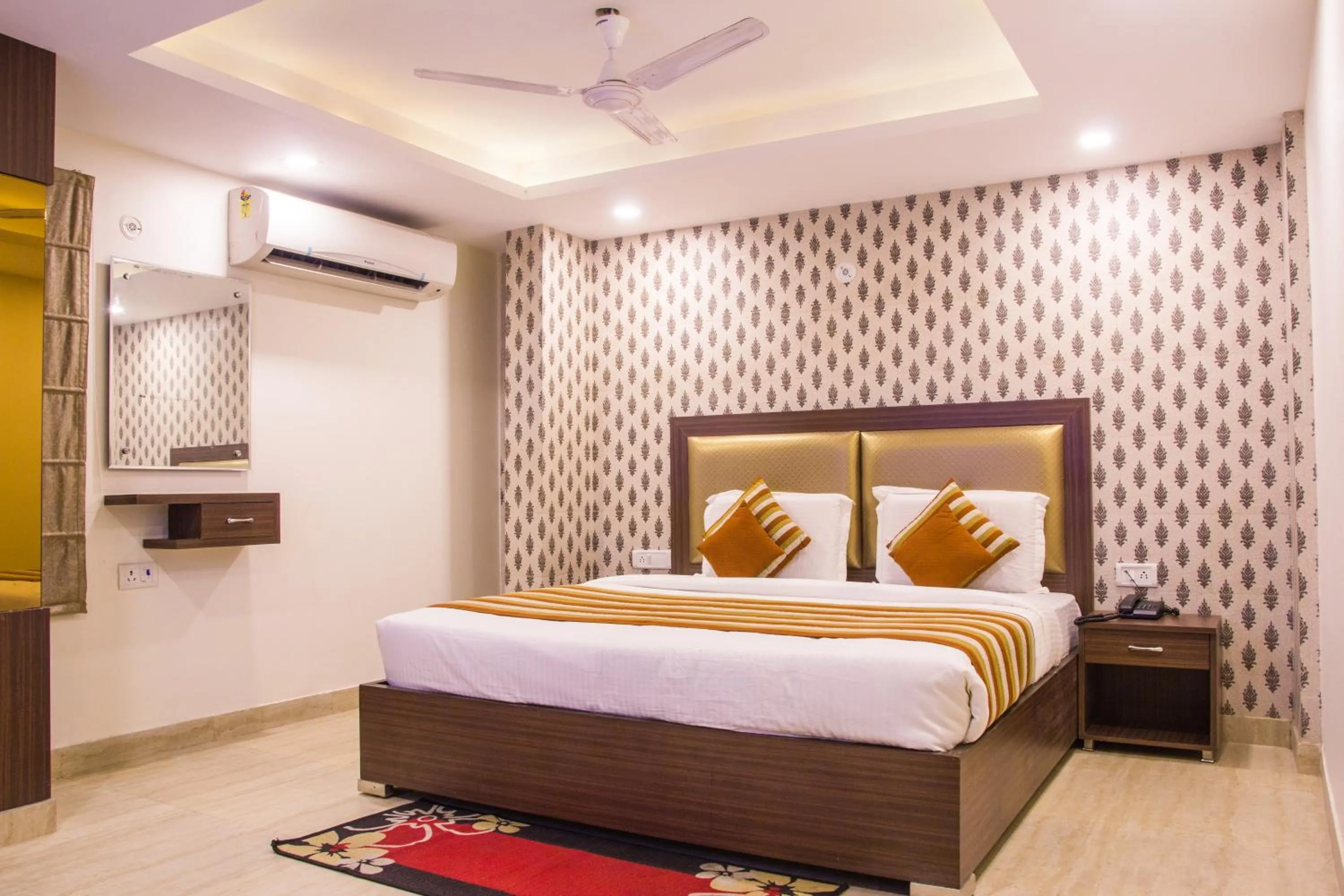 Photo of the whole room, Bed in Hotel Pawan Plaza - Near BLK and Ganga Ram Hospital - Karol Bagh