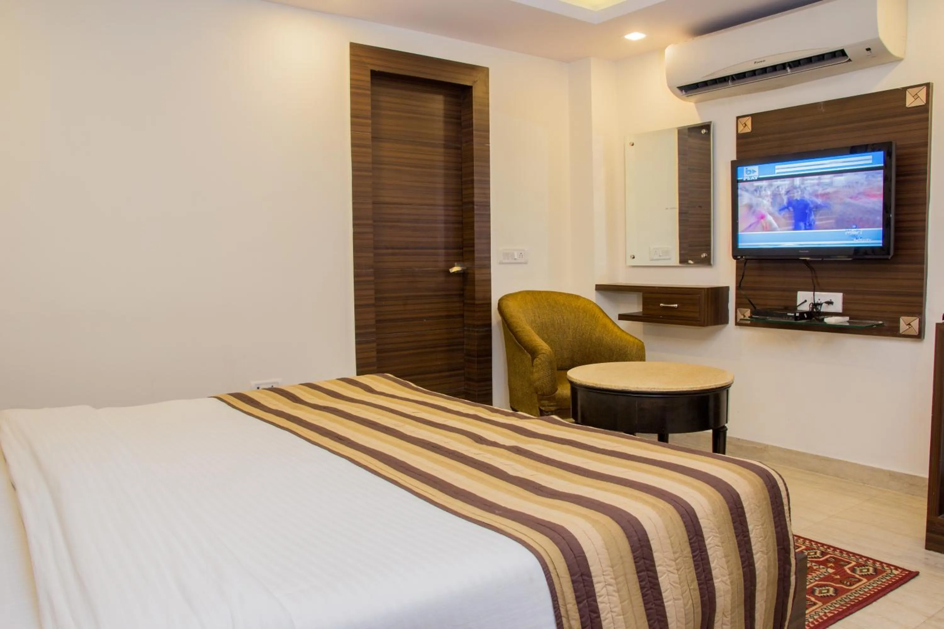 Communal lounge/ TV room, Bed in Hotel Pawan Plaza - Near BLK and Ganga Ram Hospital - Karol Bagh