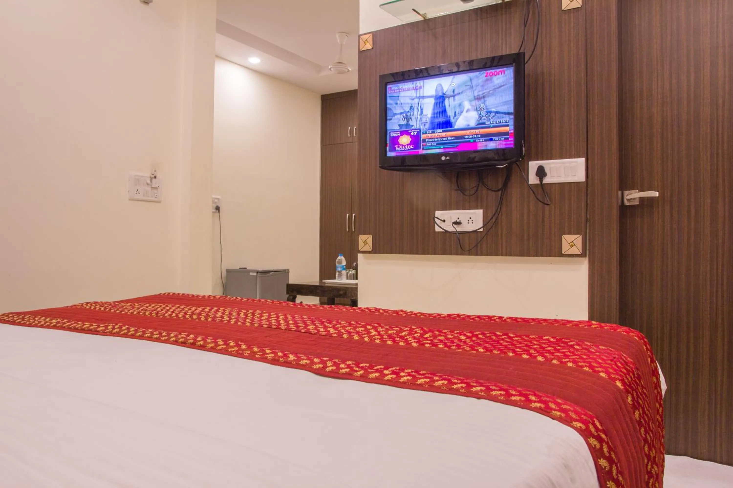Living room, Bed in Hotel Pawan Plaza - Near BLK and Ganga Ram Hospital - Karol Bagh