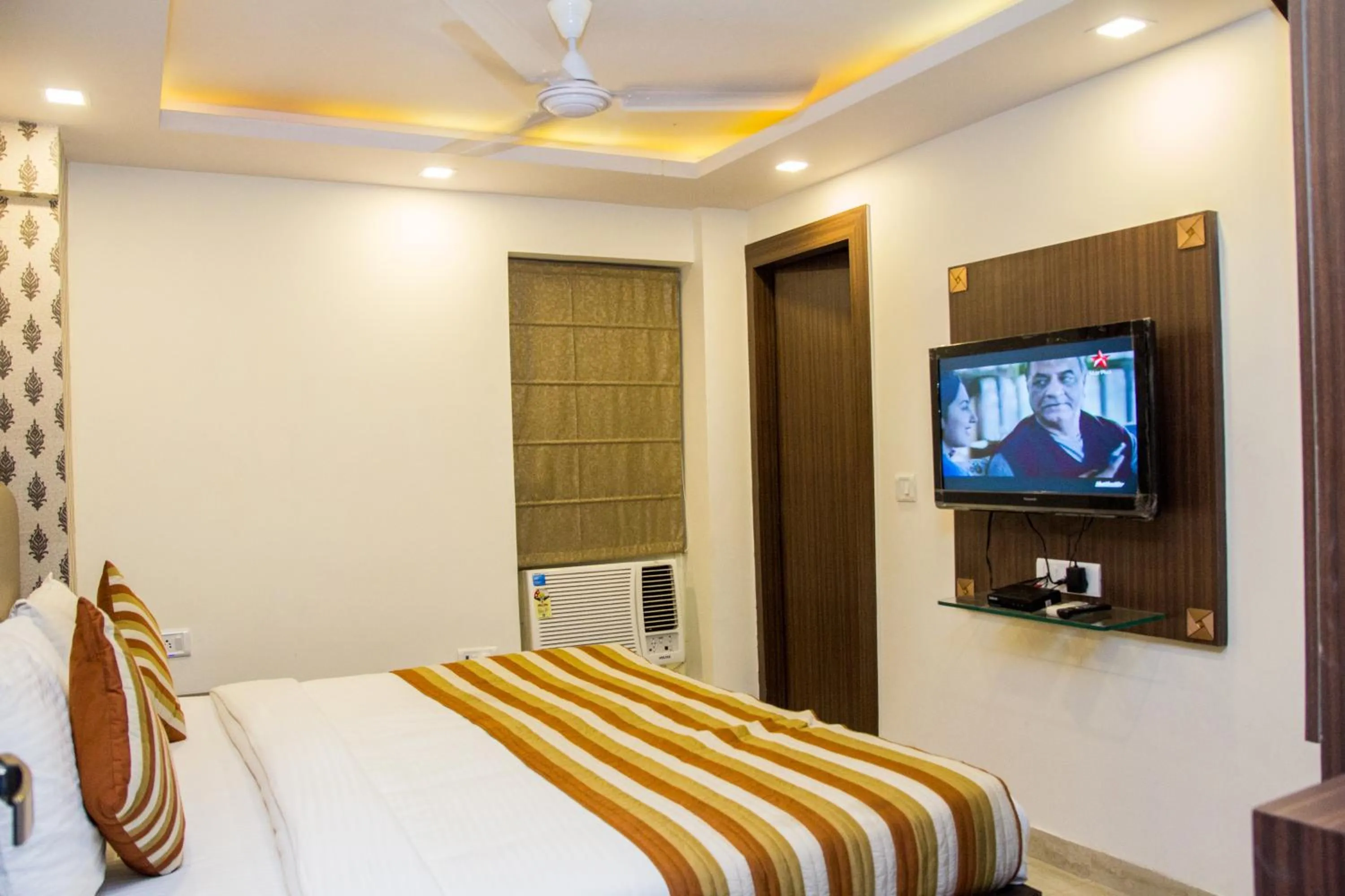 Communal lounge/ TV room, Bed in Hotel Pawan Plaza - Near BLK and Ganga Ram Hospital - Karol Bagh