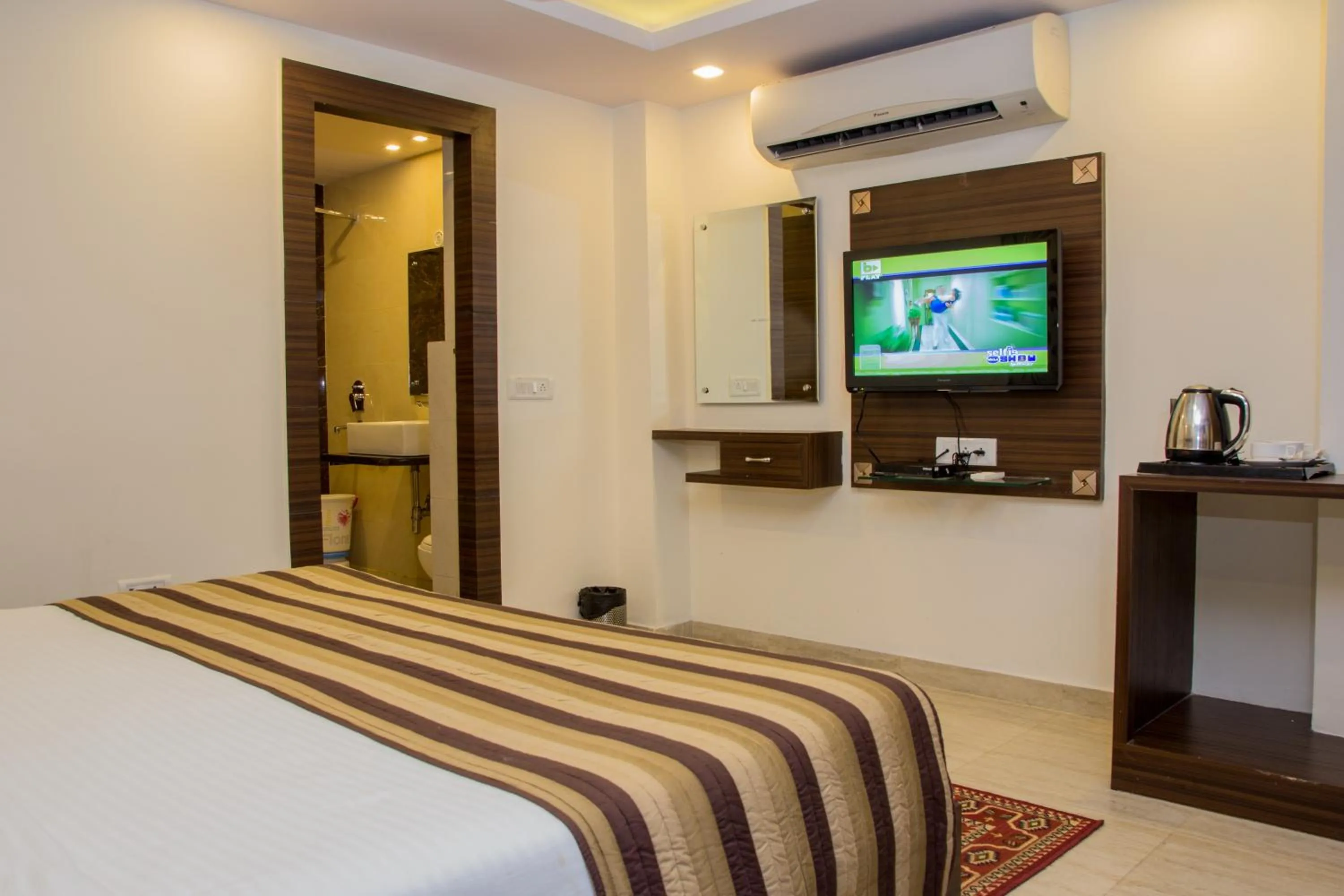 Communal lounge/ TV room, Bed in Hotel Pawan Plaza - Near BLK and Ganga Ram Hospital - Karol Bagh