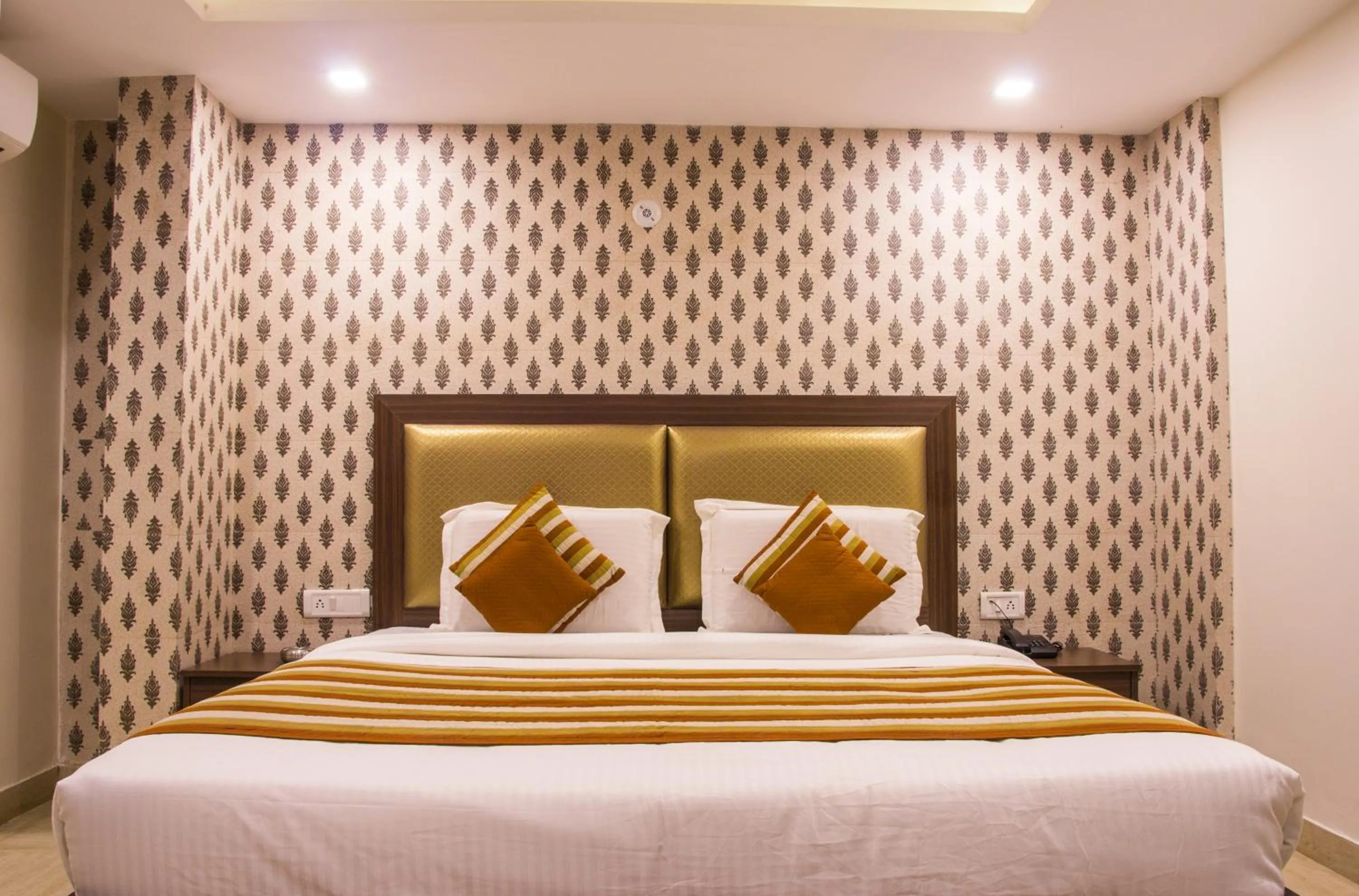 Bed in Hotel Pawan Plaza - Near BLK and Ganga Ram Hospital - Karol Bagh