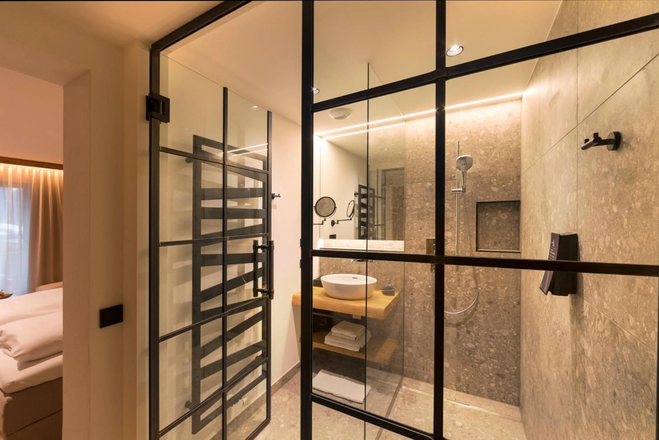 Bathroom, Bed in Aktivhotel Alpendorf