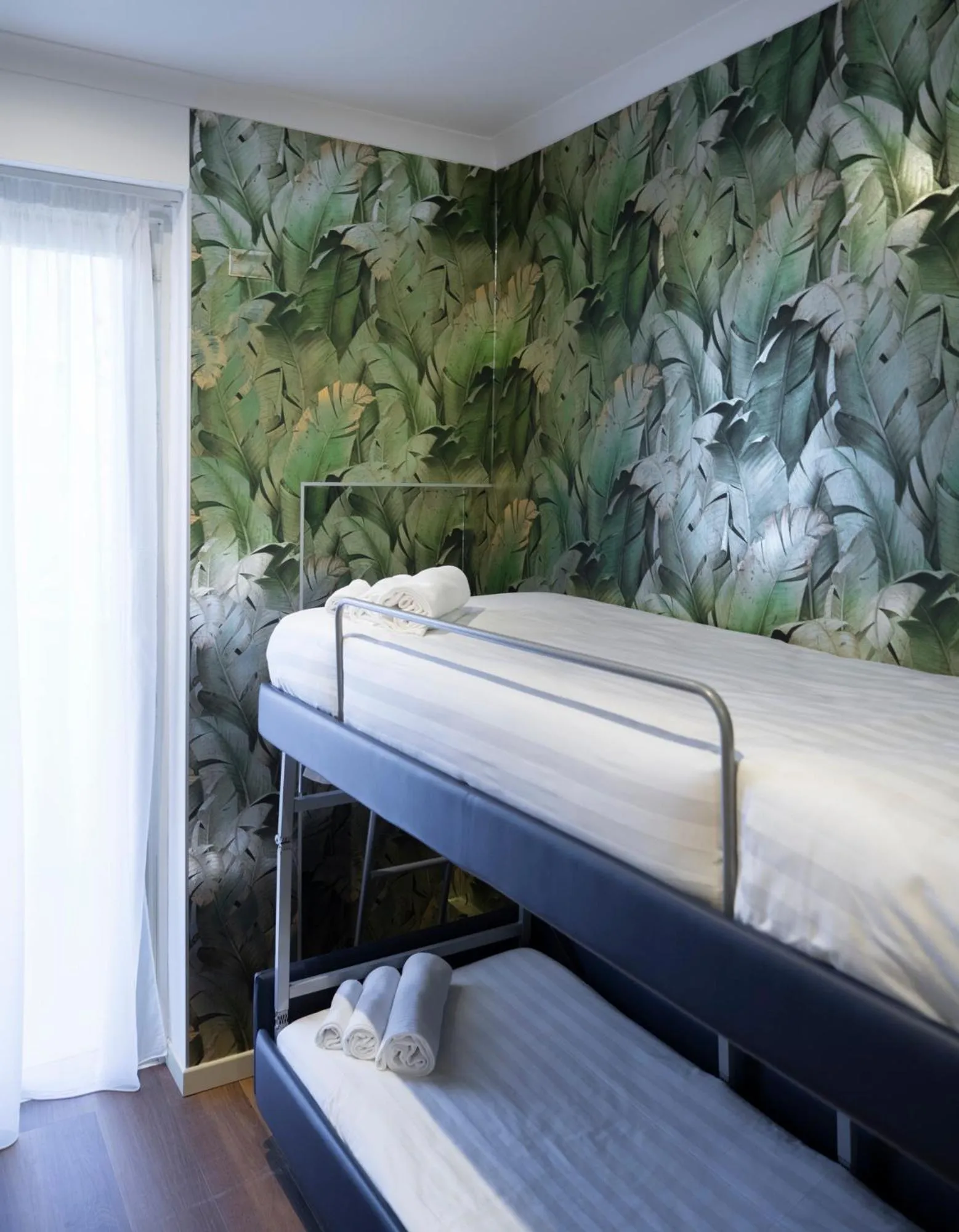 bunk bed, Bed in Residence Queen