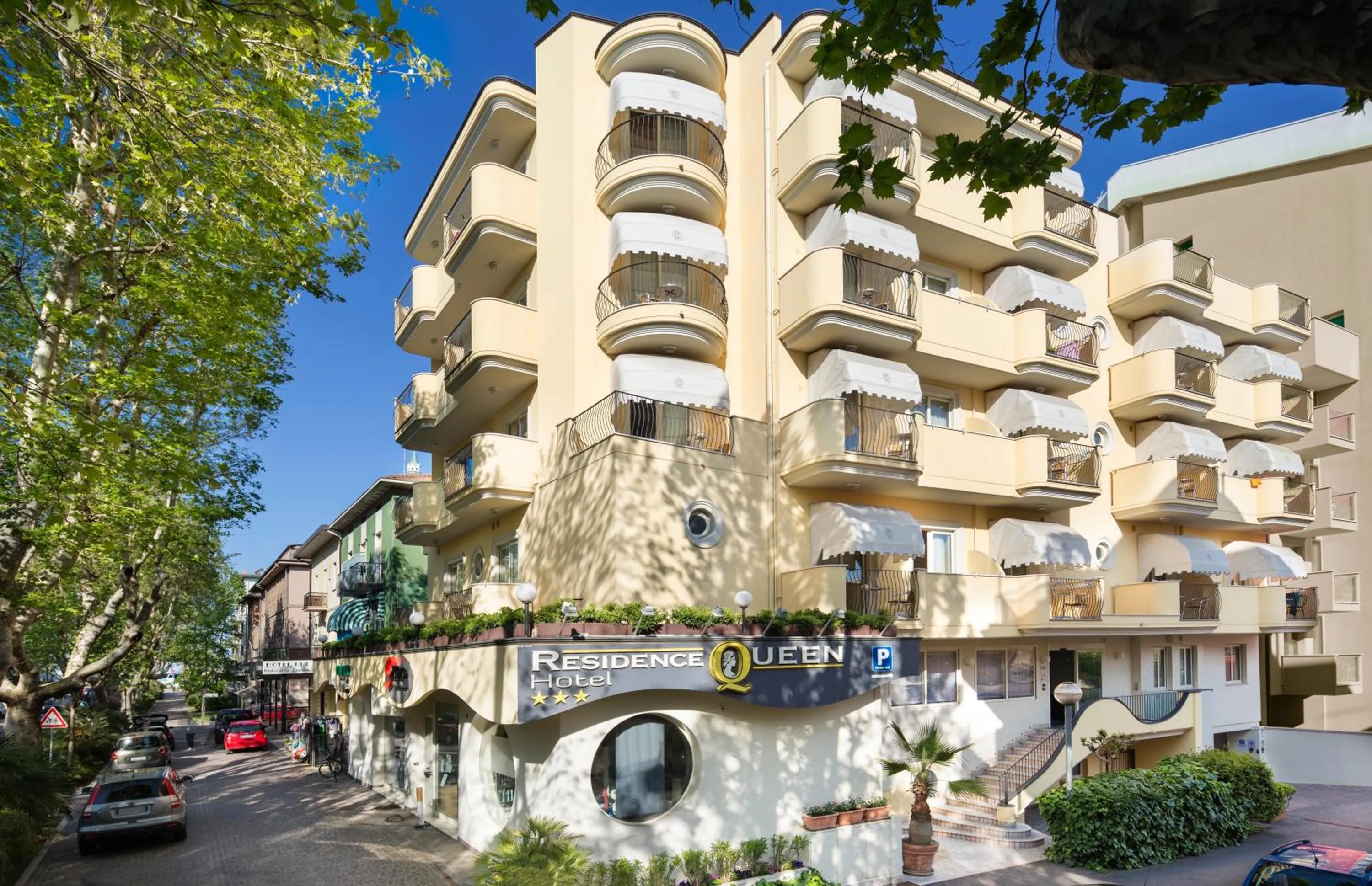 Property building in Residence Queen