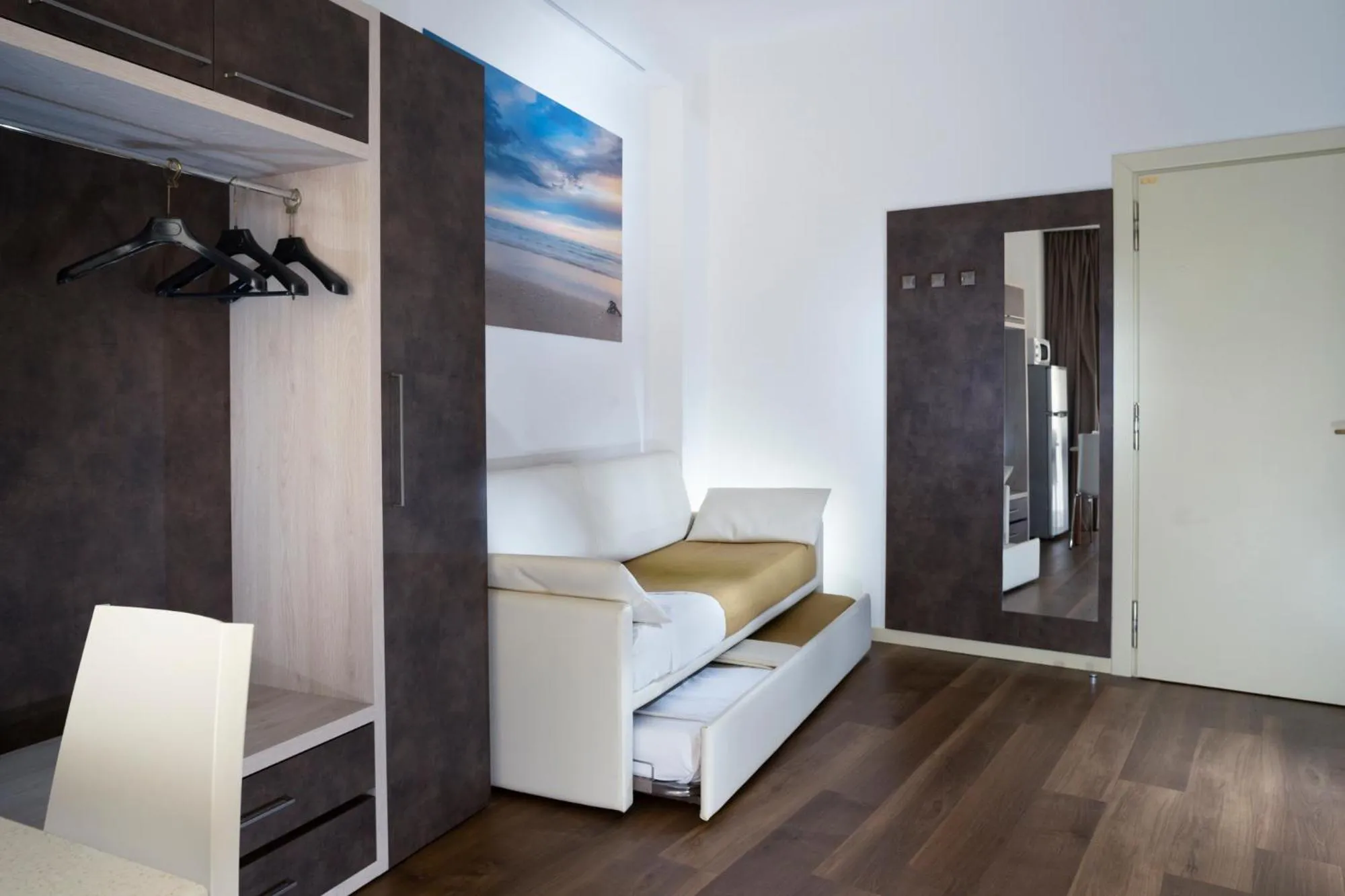 Living room, Bed in Residence Queen