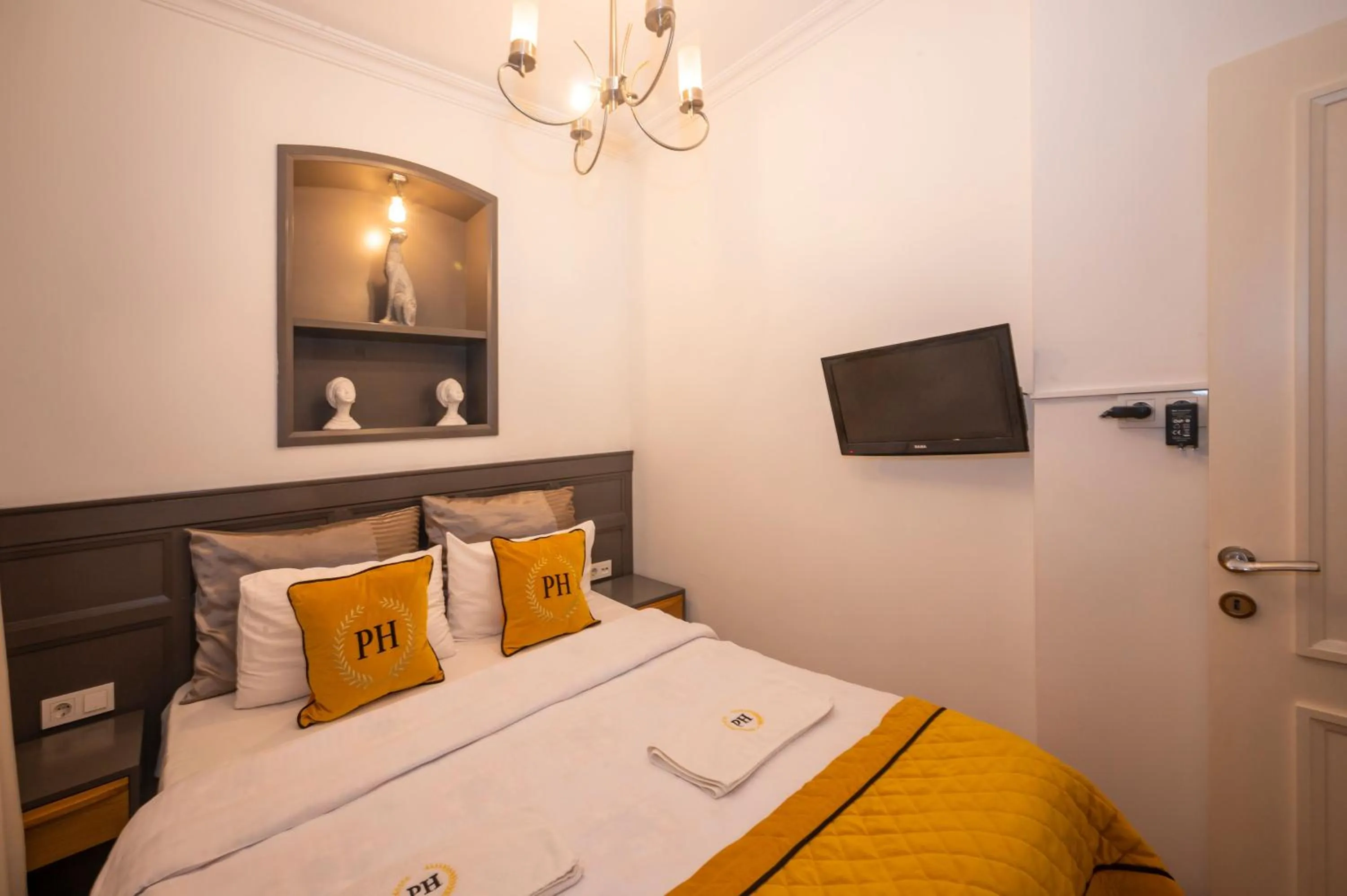 Bed, TV/Entertainment Center in Pera Line Cihangir