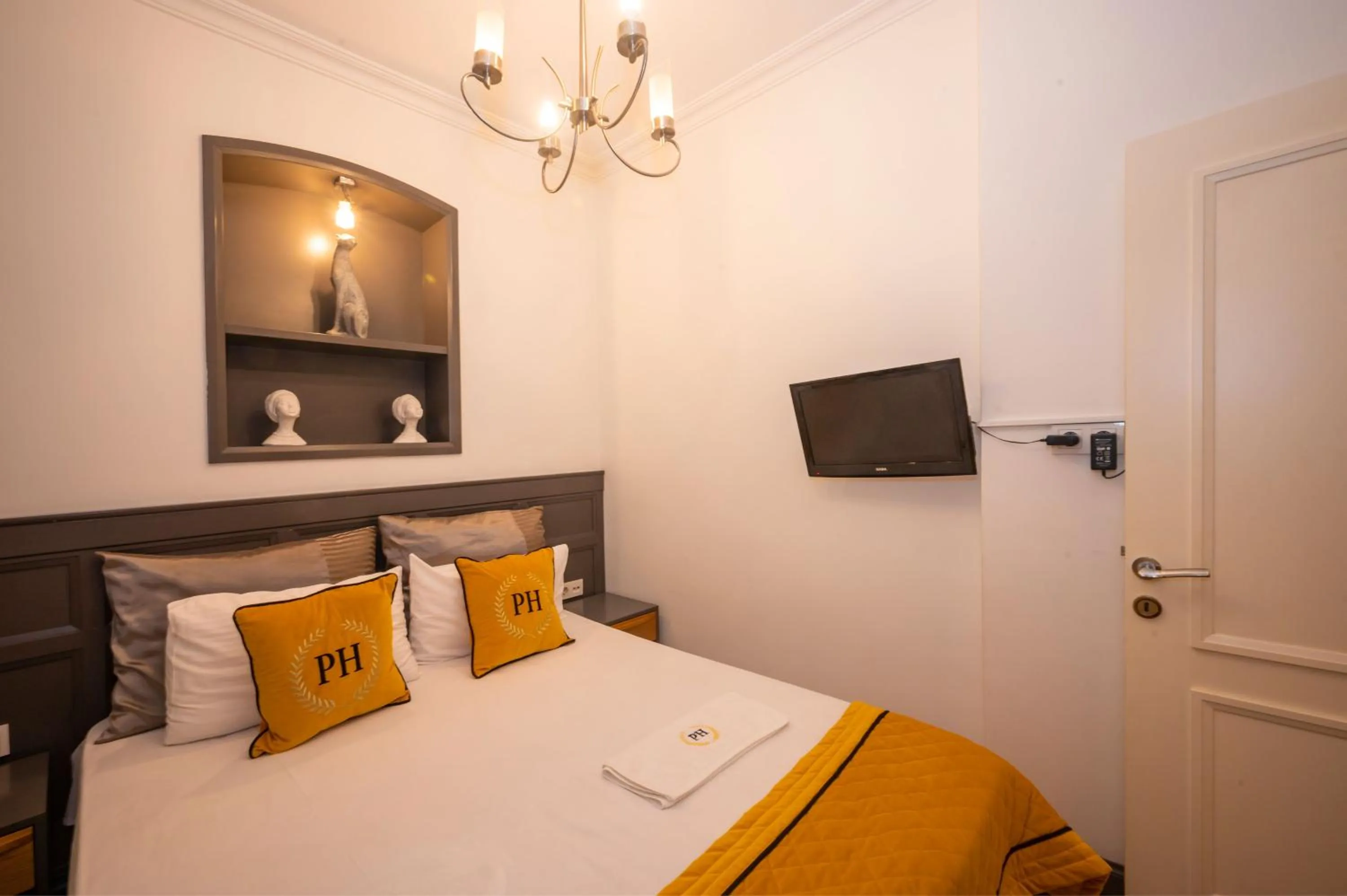 Bed, TV/Entertainment Center in Pera Line Cihangir