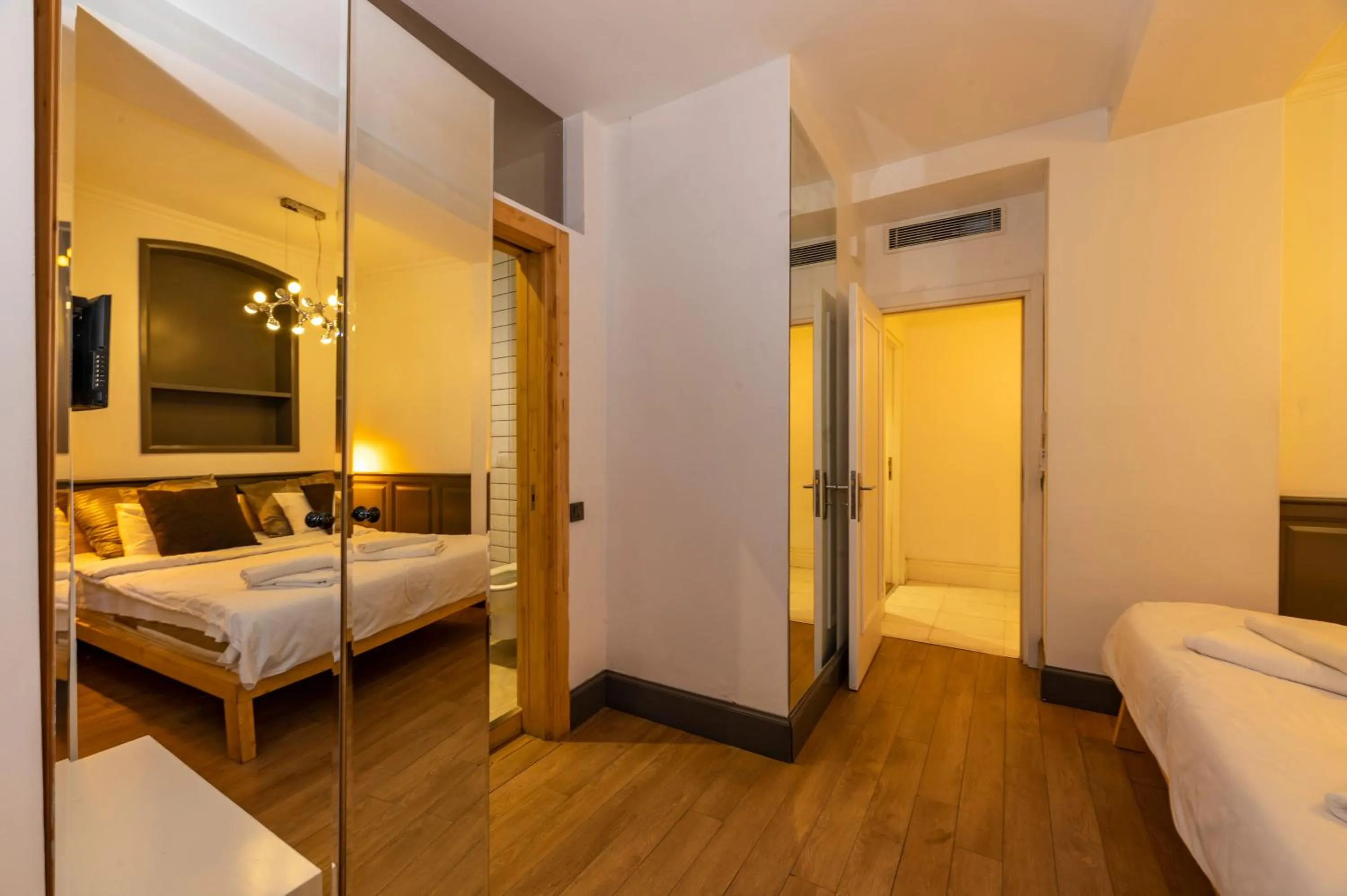 Photo of the whole room in Pera Line Cihangir