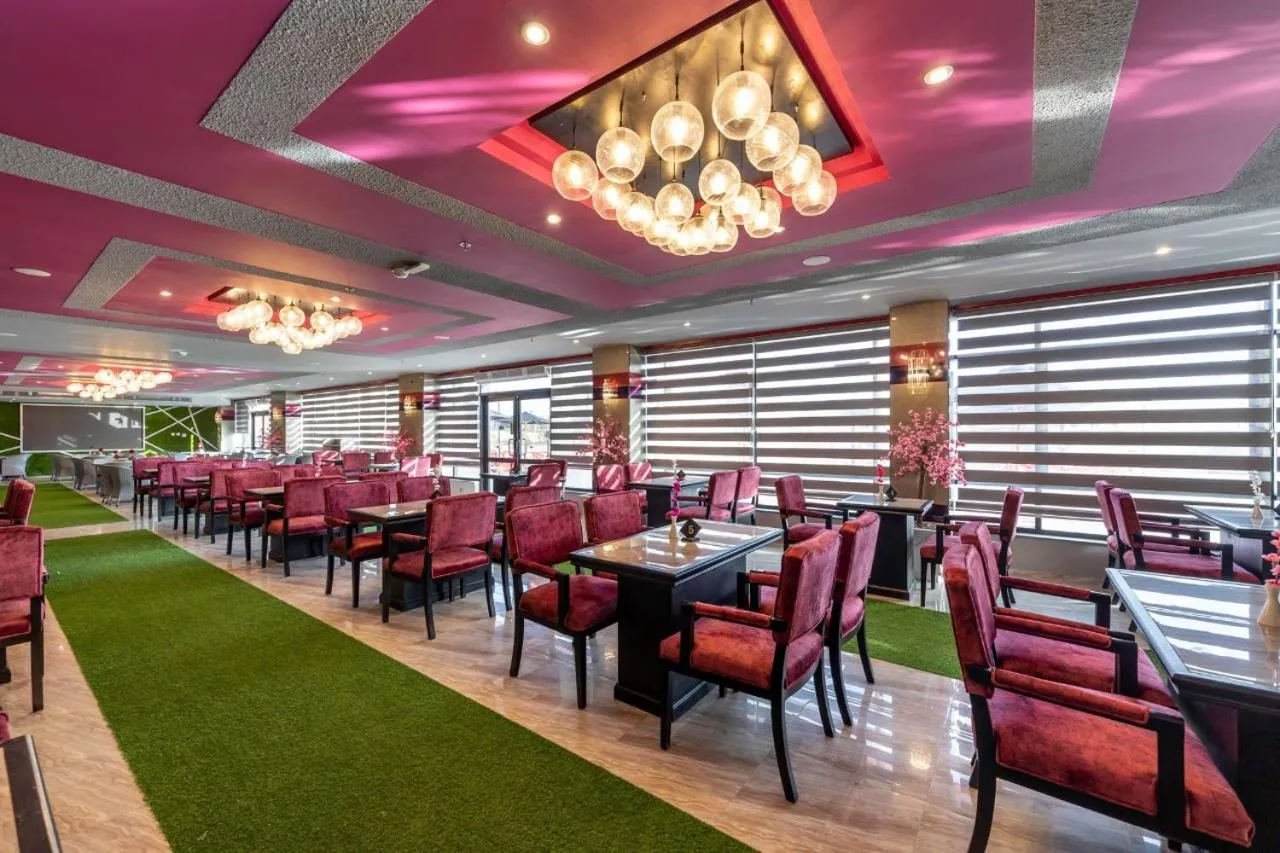 Restaurant/places to eat in Royal Day Plaza Hotel