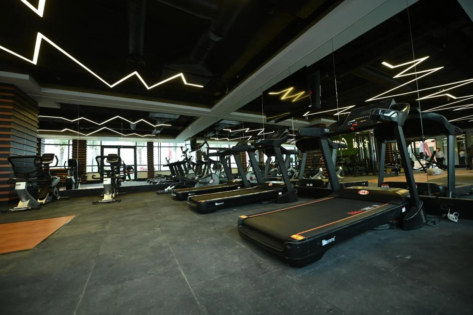Fitness centre/facilities in Royal Day Plaza Hotel
