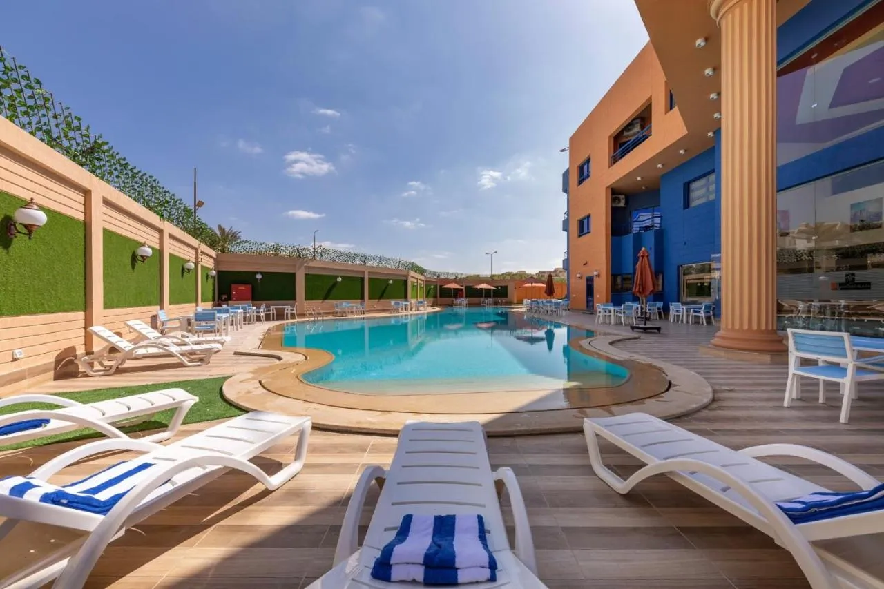 Swimming pool in Royal Day Plaza Hotel