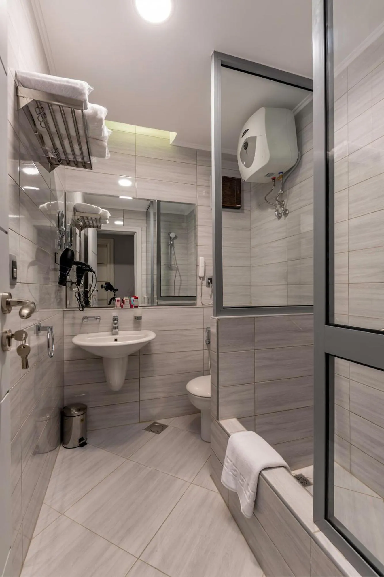 Shower in Royal Day Plaza Hotel