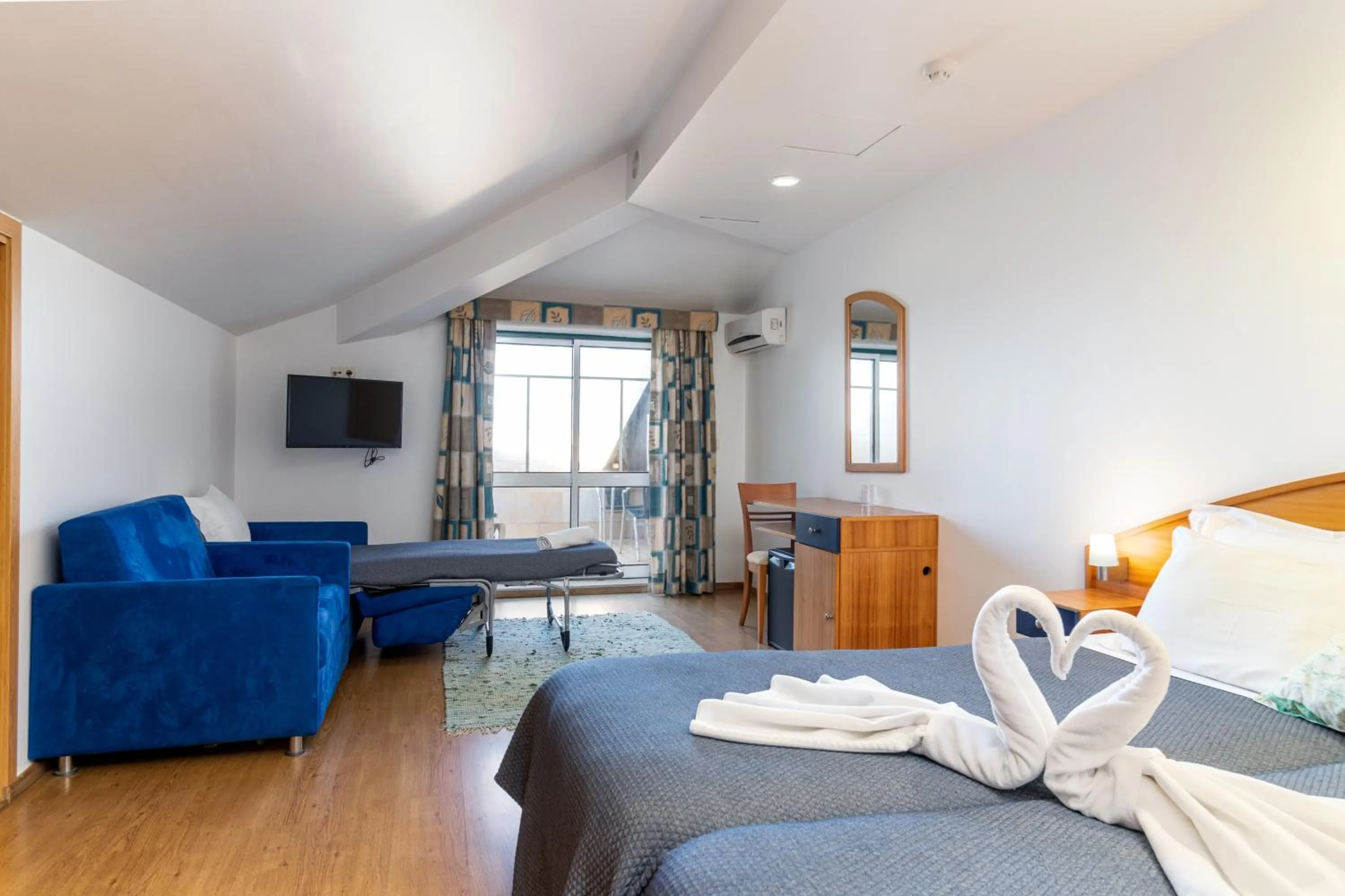 Balcony/Terrace, Bed in Albergaria Pedra D'Ouro