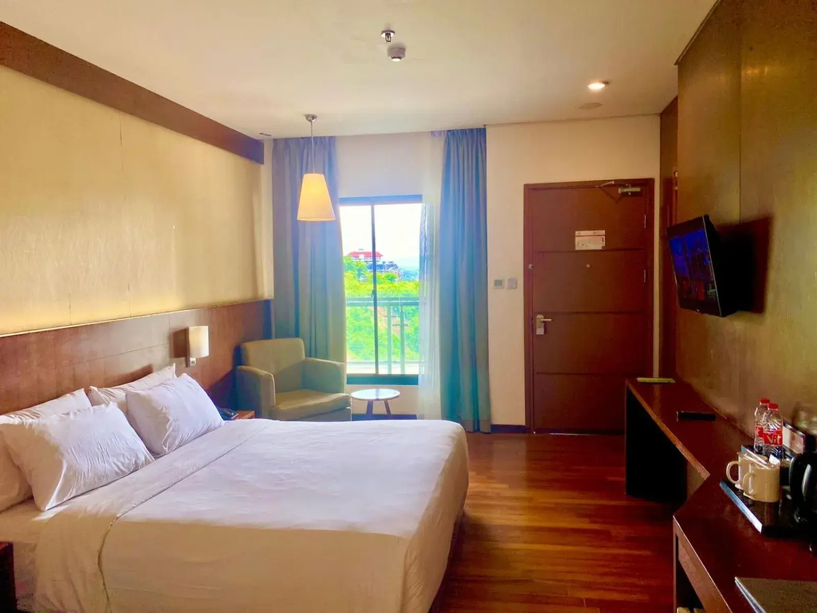 Bed in Oak Tree Emerald Hotel & Coventions Semarang Bed in Oak Tree Emerald Hotel & Coventions Semarang