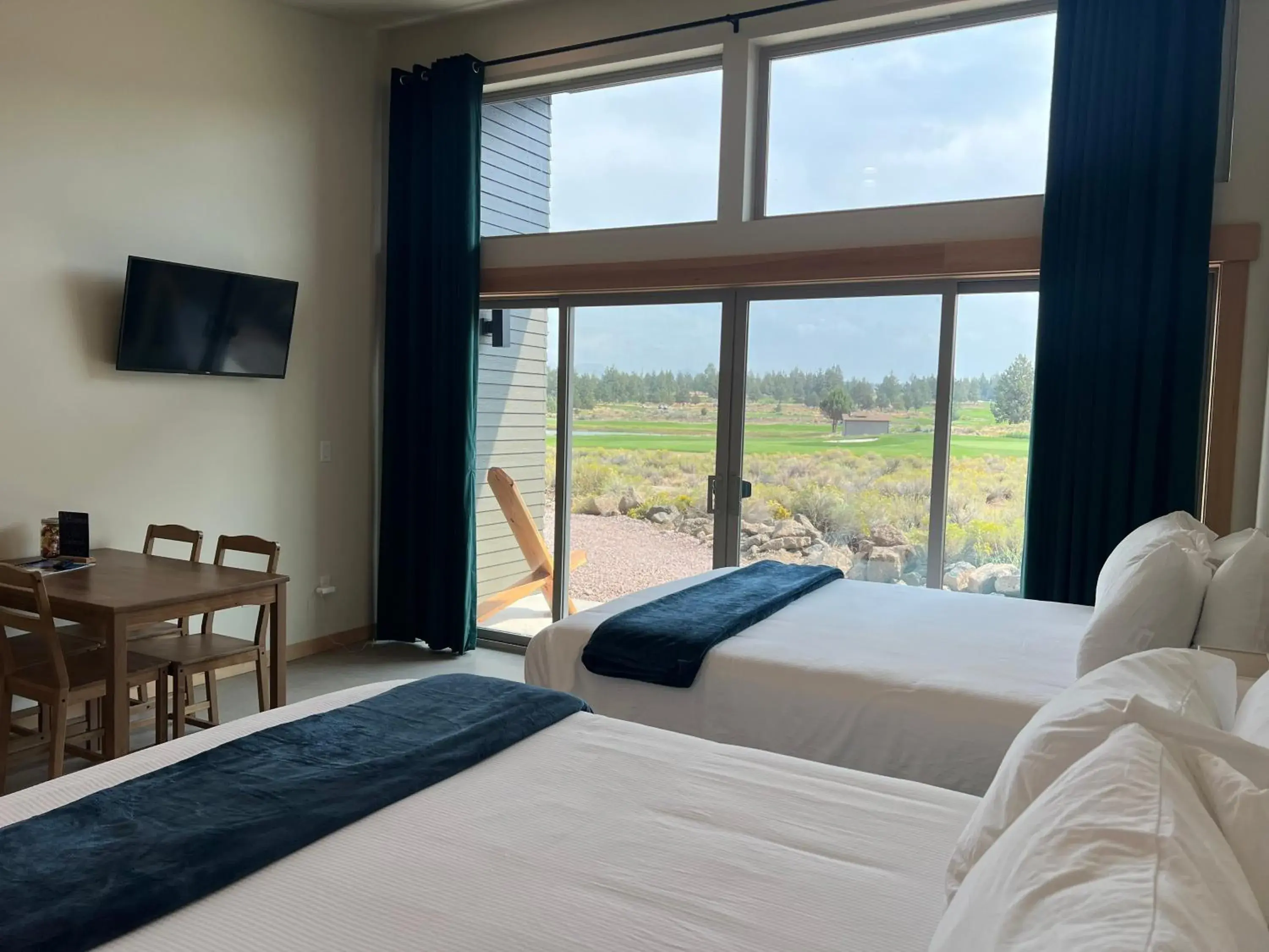 Living room, Bed in Crooked River Ranch Cabins Living room, Bed in Crooked River Ranch Cabins
