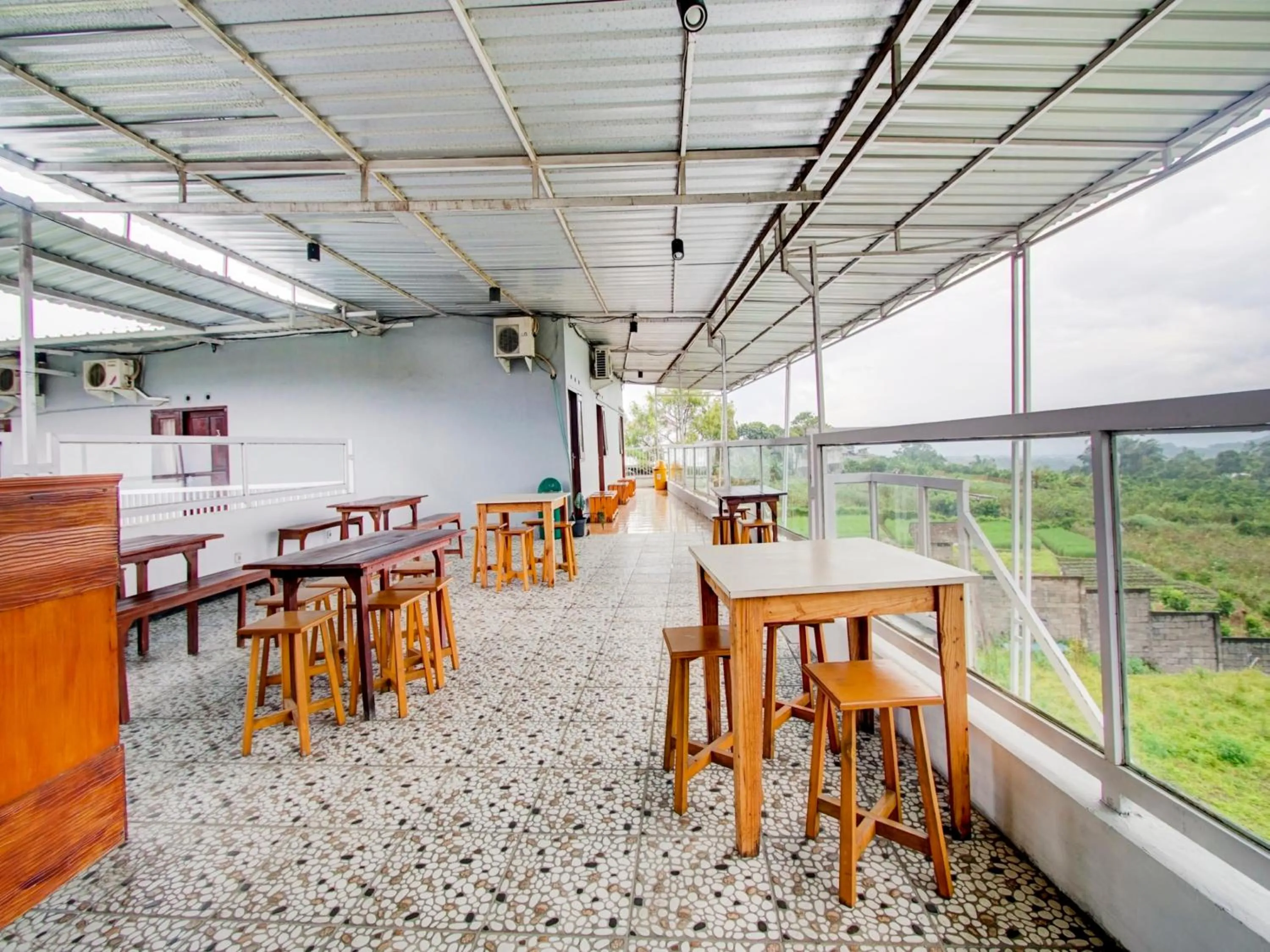 Restaurant/places to eat in RedDoorz At Pandan Inn Batu