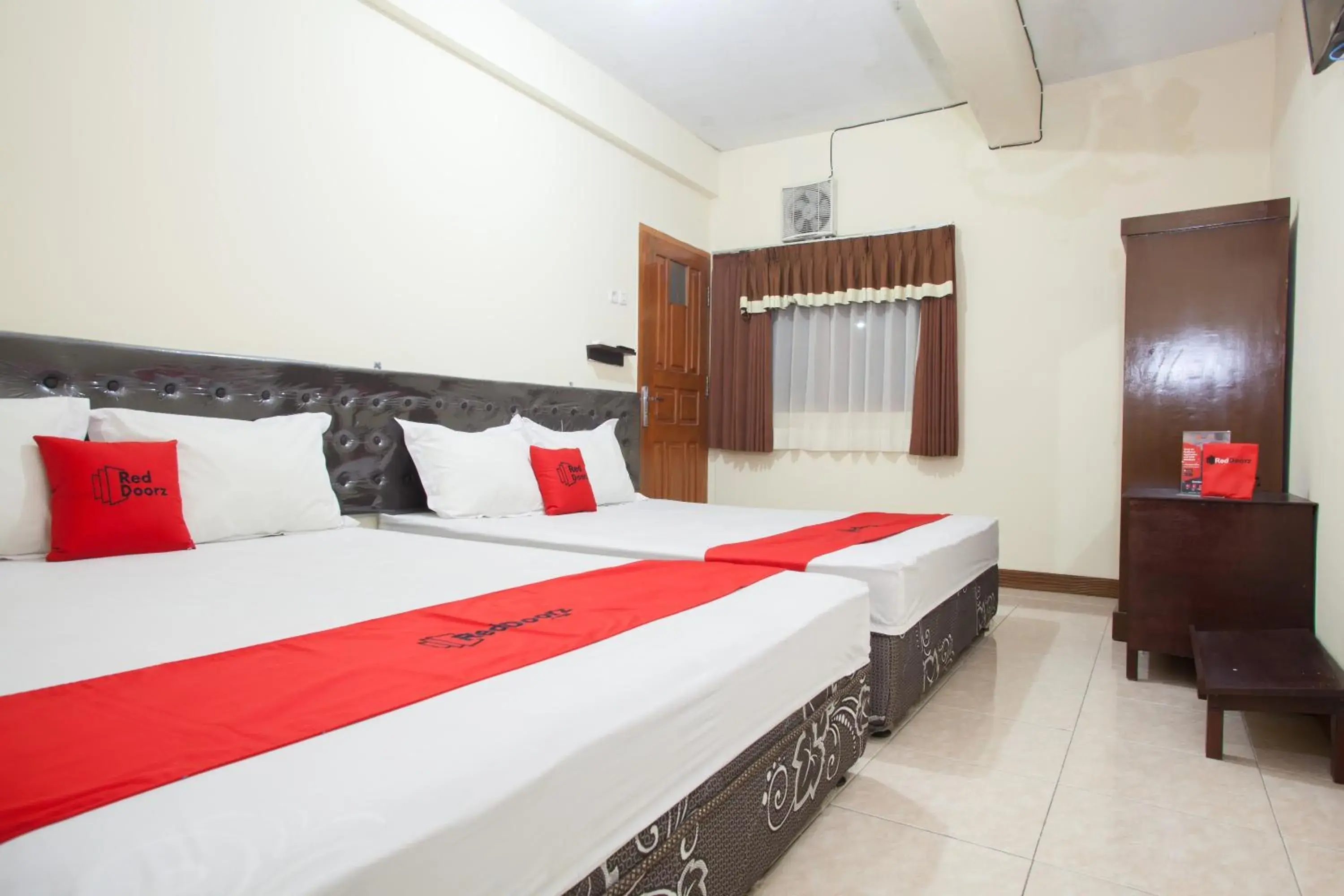 Triple Room in RedDoorz At Pandan Inn Batu Triple Room in RedDoorz At Pandan Inn Batu