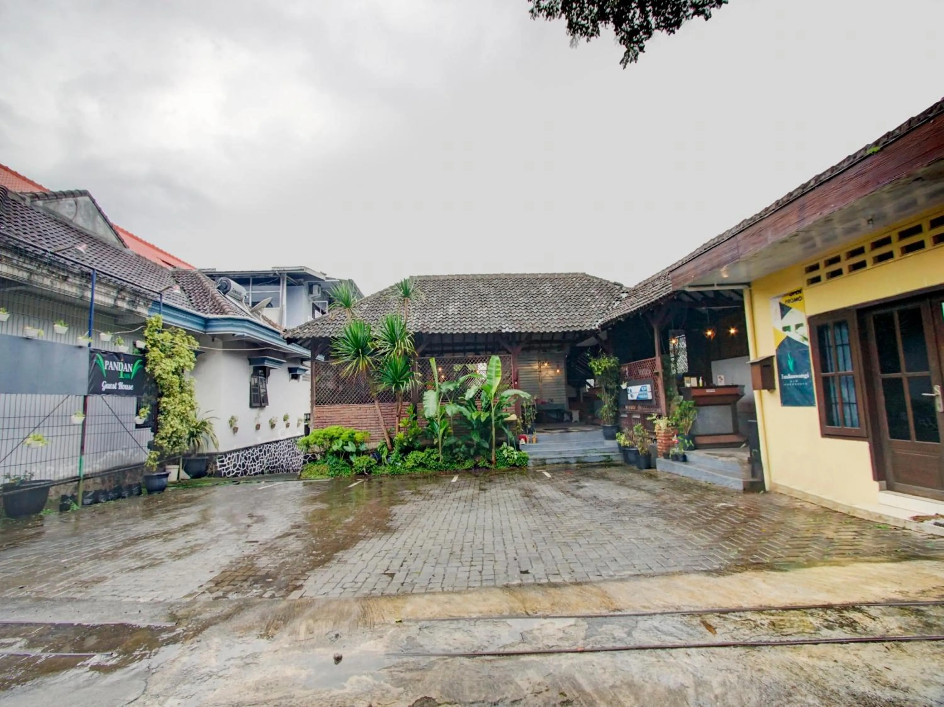Facade/entrance in RedDoorz At Pandan Inn Batu