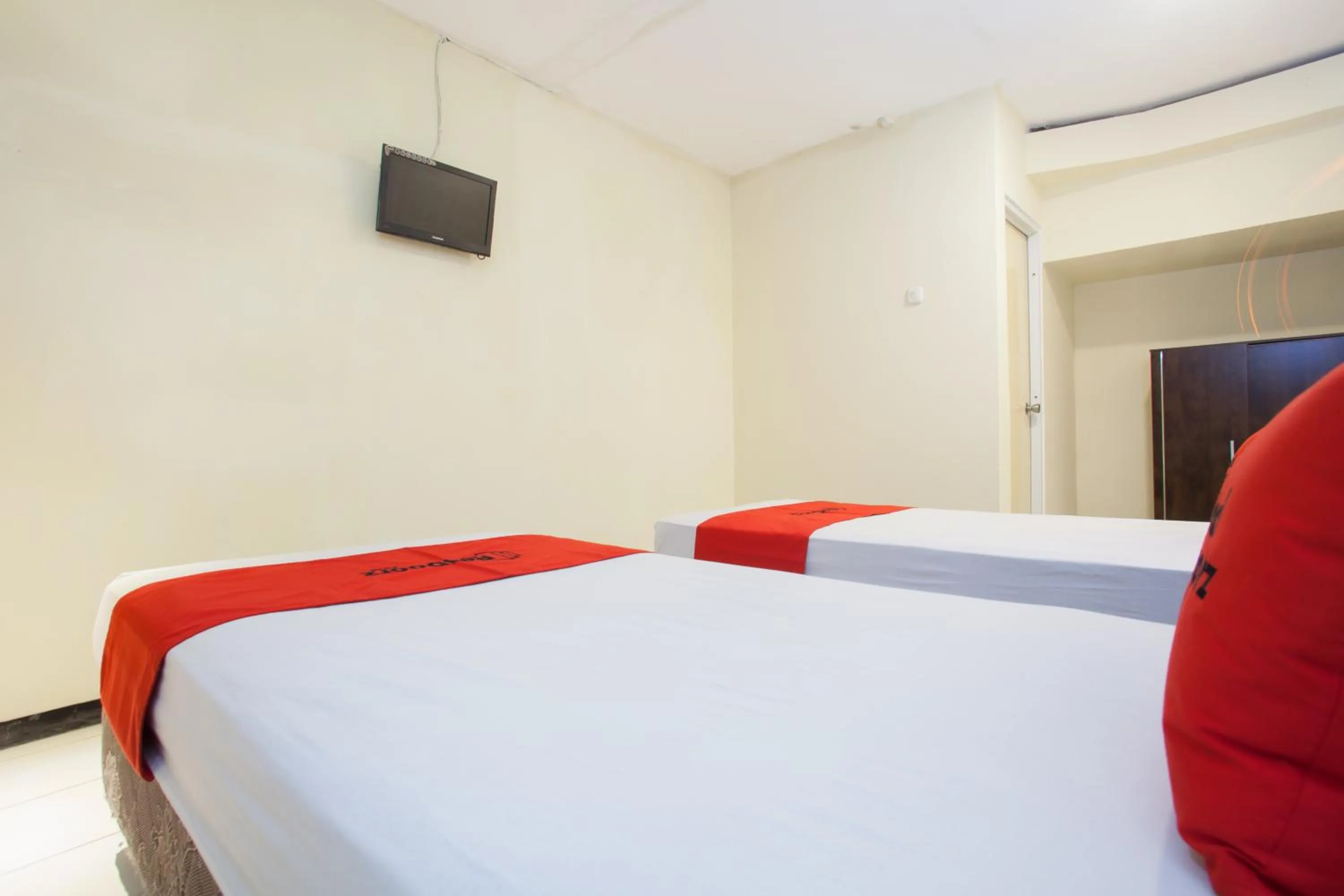 Bed in RedDoorz At Pandan Inn Batu