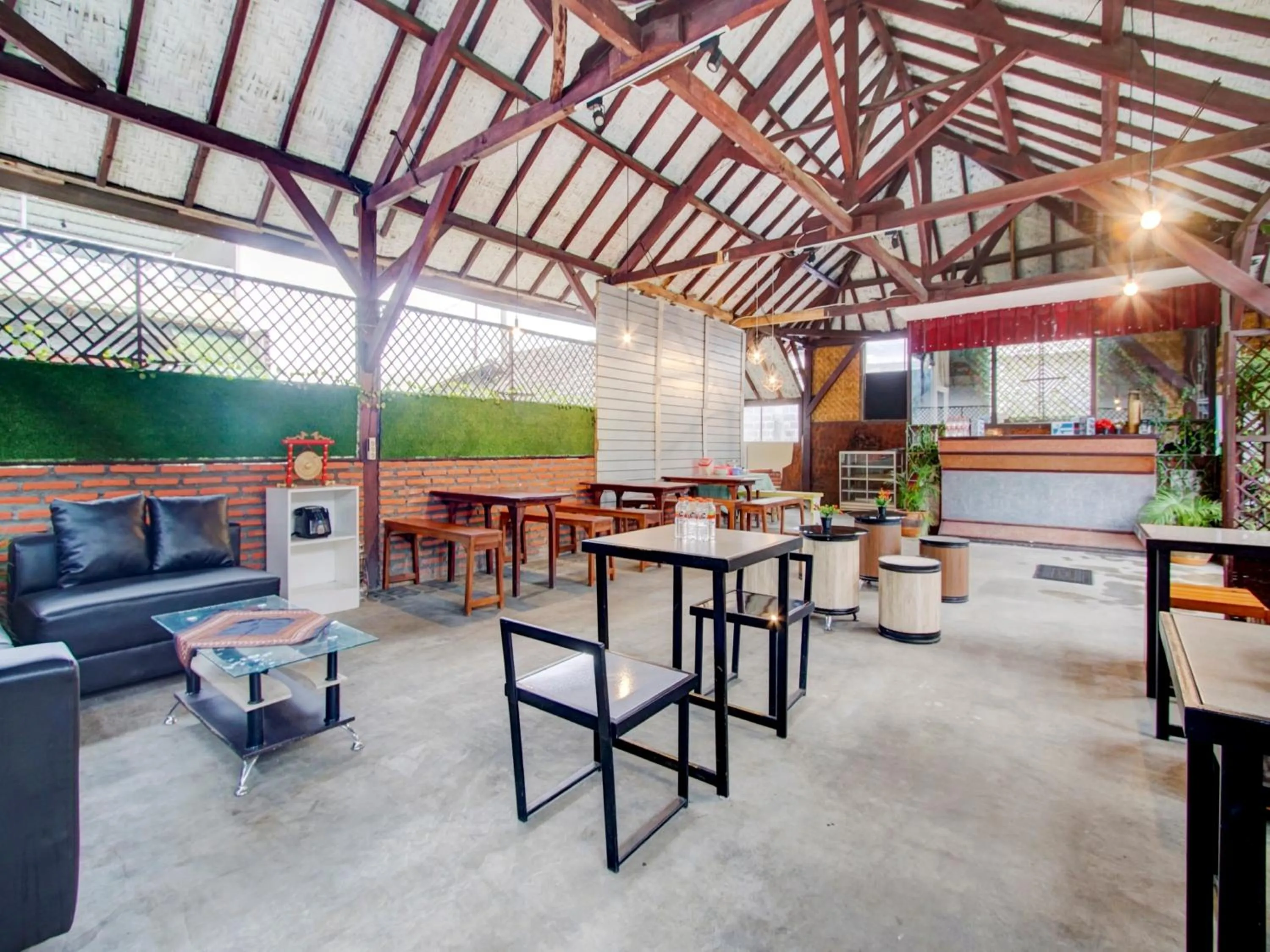 Restaurant/places to eat in RedDoorz At Pandan Inn Batu