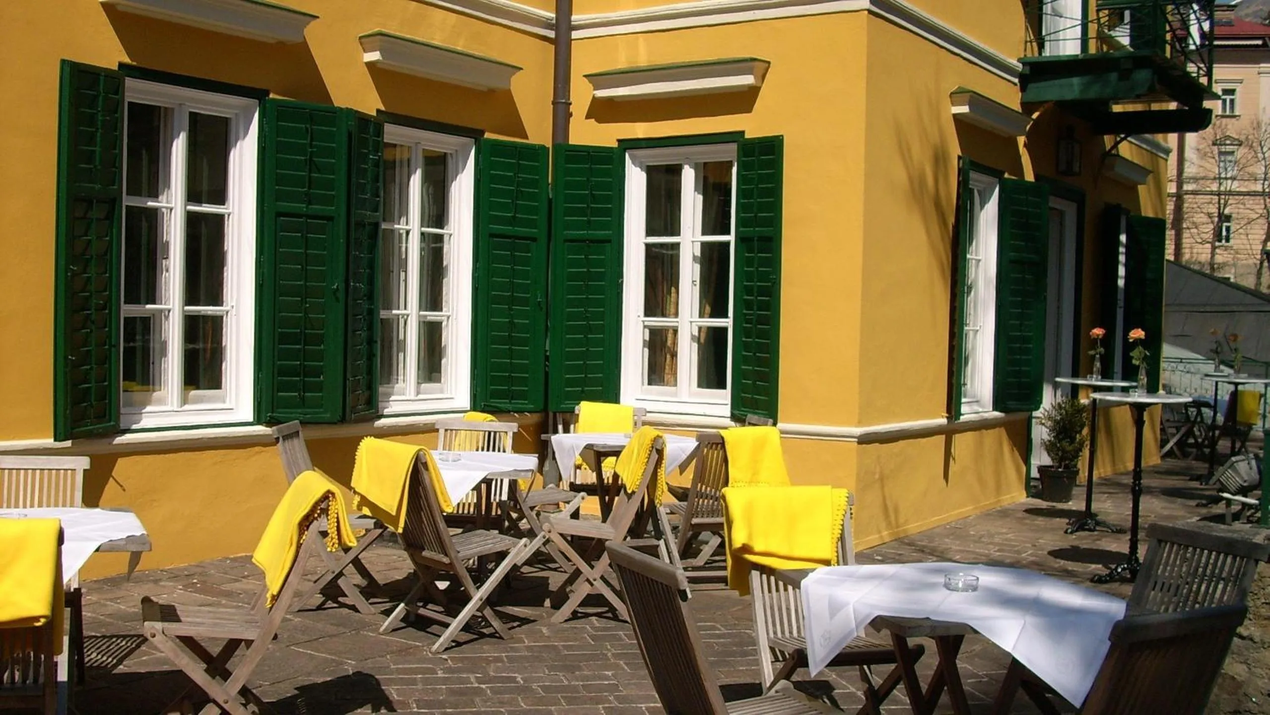 Restaurant/places to eat in Villa Solitude