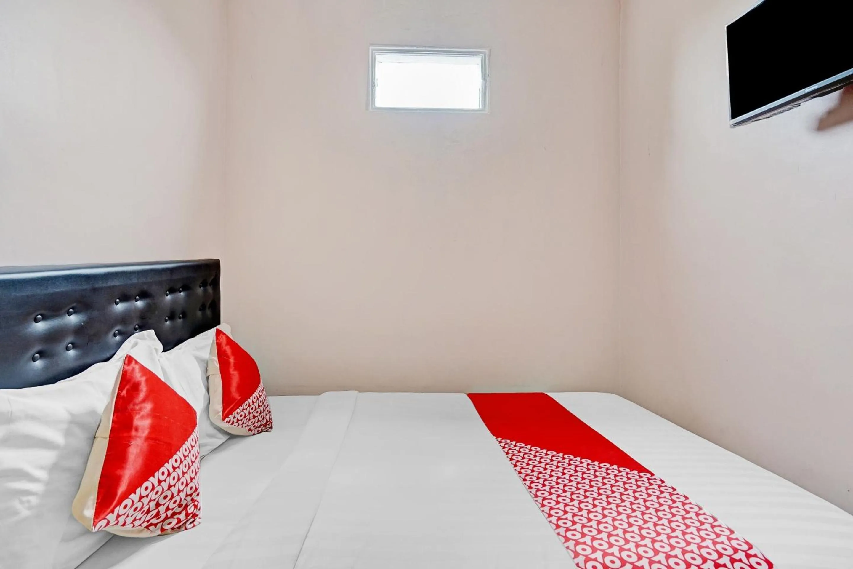 Bedroom in OYO 90234 Dhoho Family Guest House