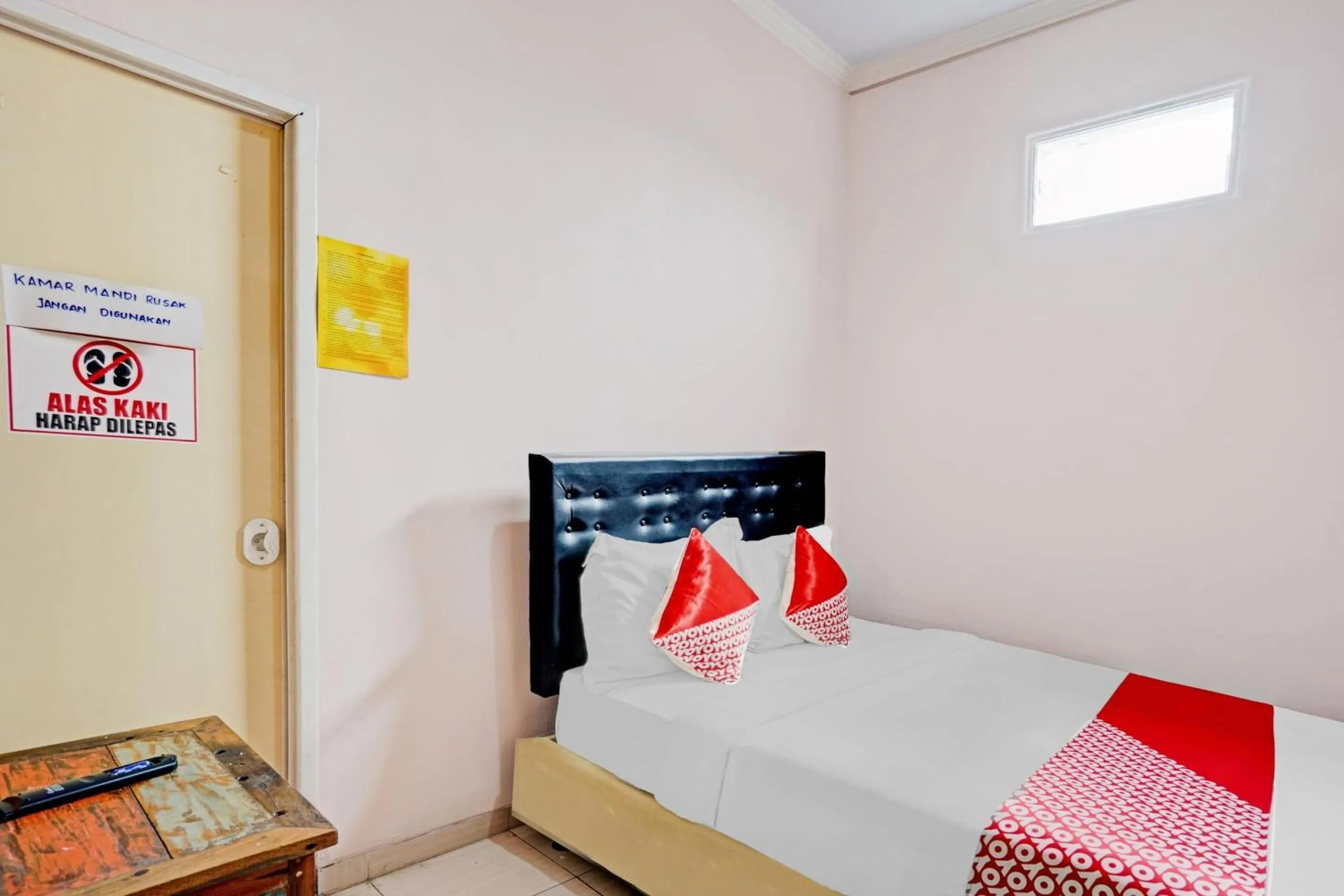 Bedroom in OYO 90234 Dhoho Family Guest House