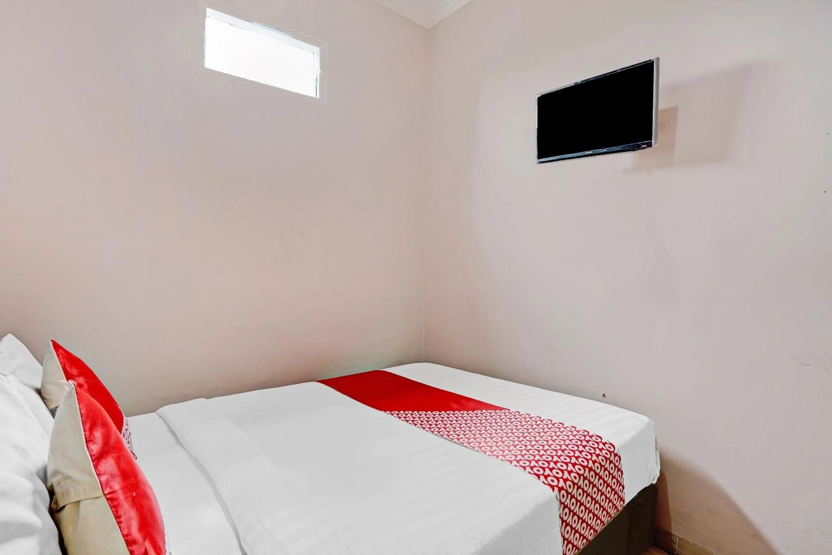 Bedroom in OYO 90234 Dhoho Family Guest House