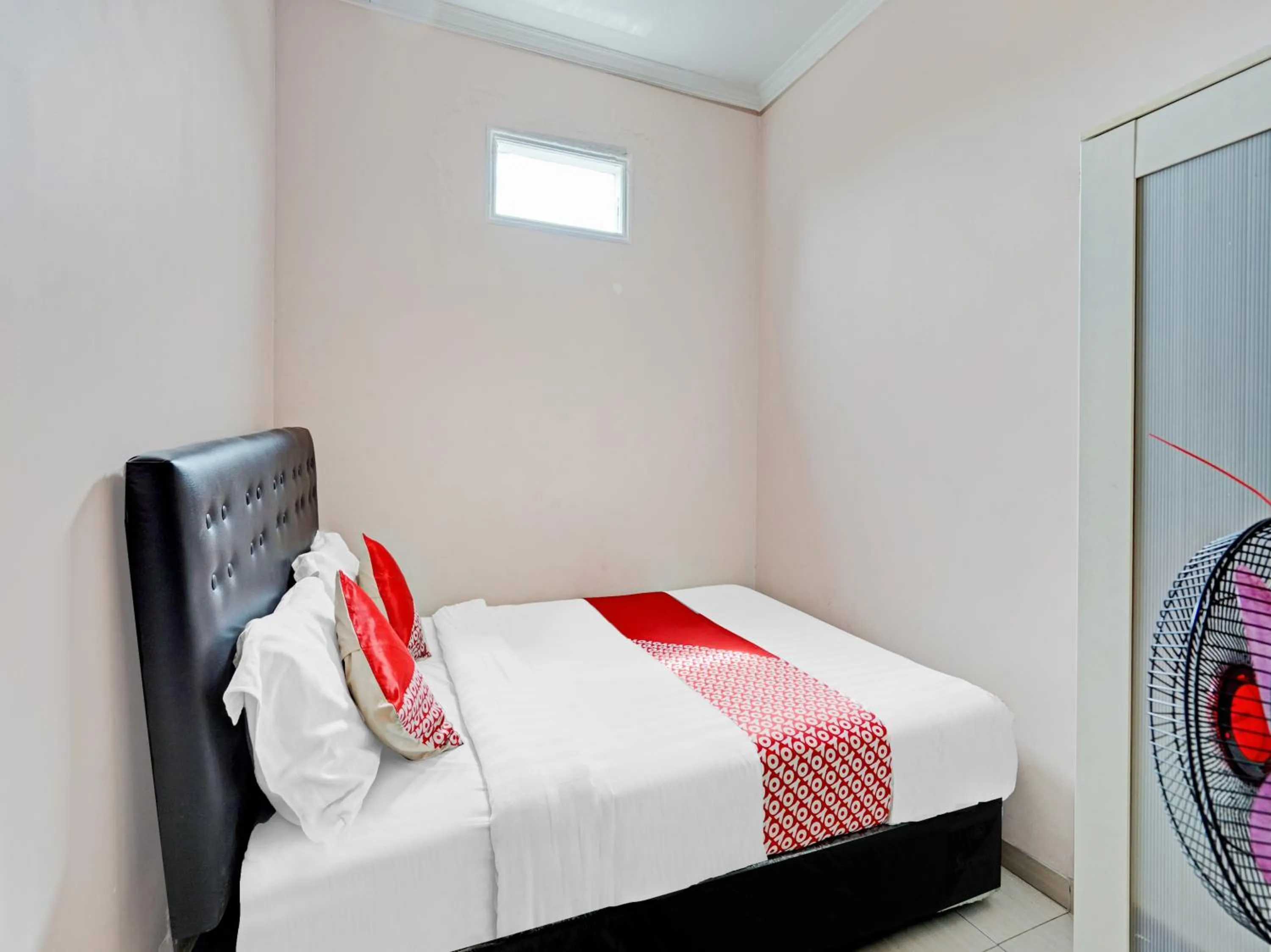 Economy Double Room in OYO 90234 Dhoho Family Guest House