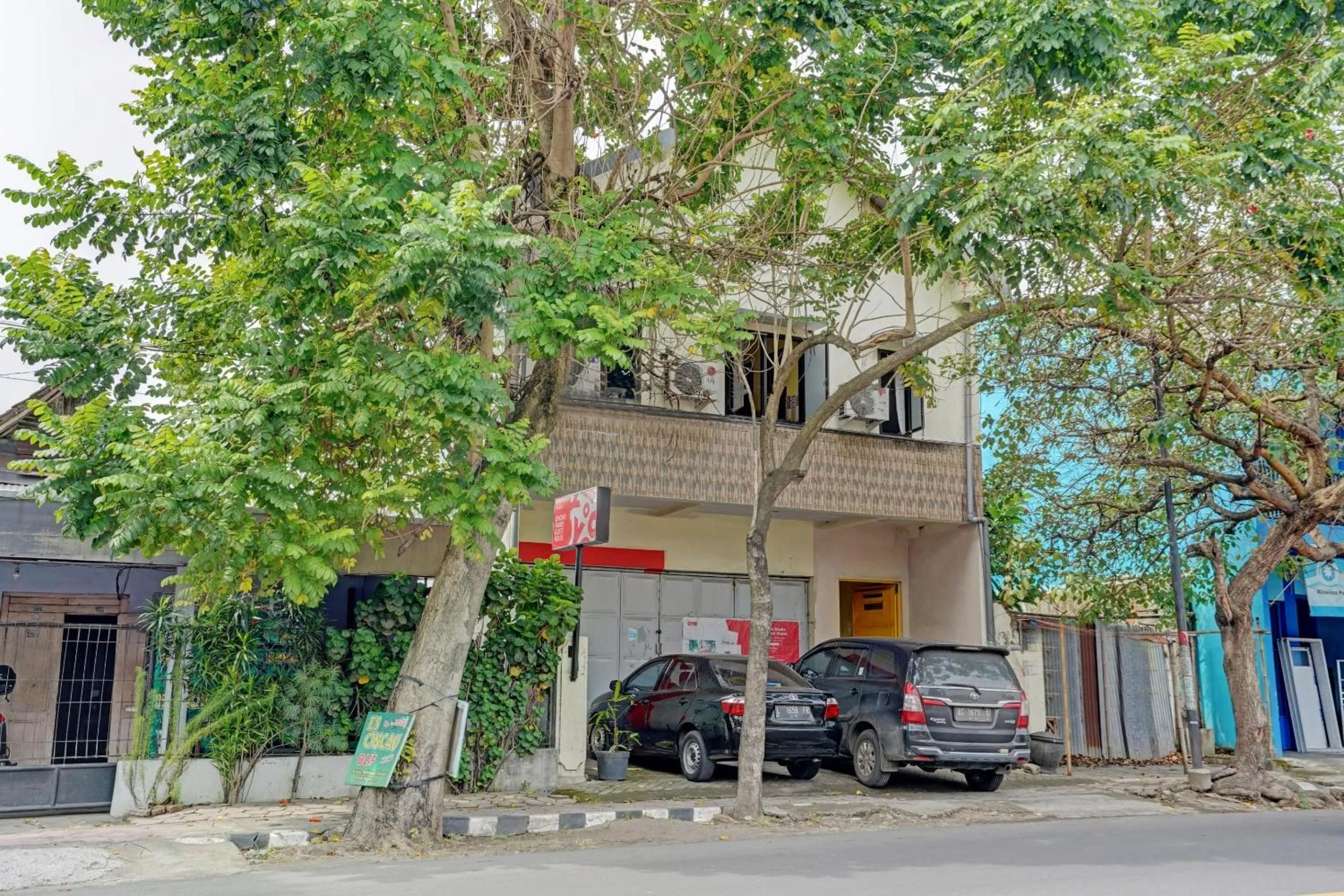 Facade/entrance in OYO 90234 Dhoho Family Guest House