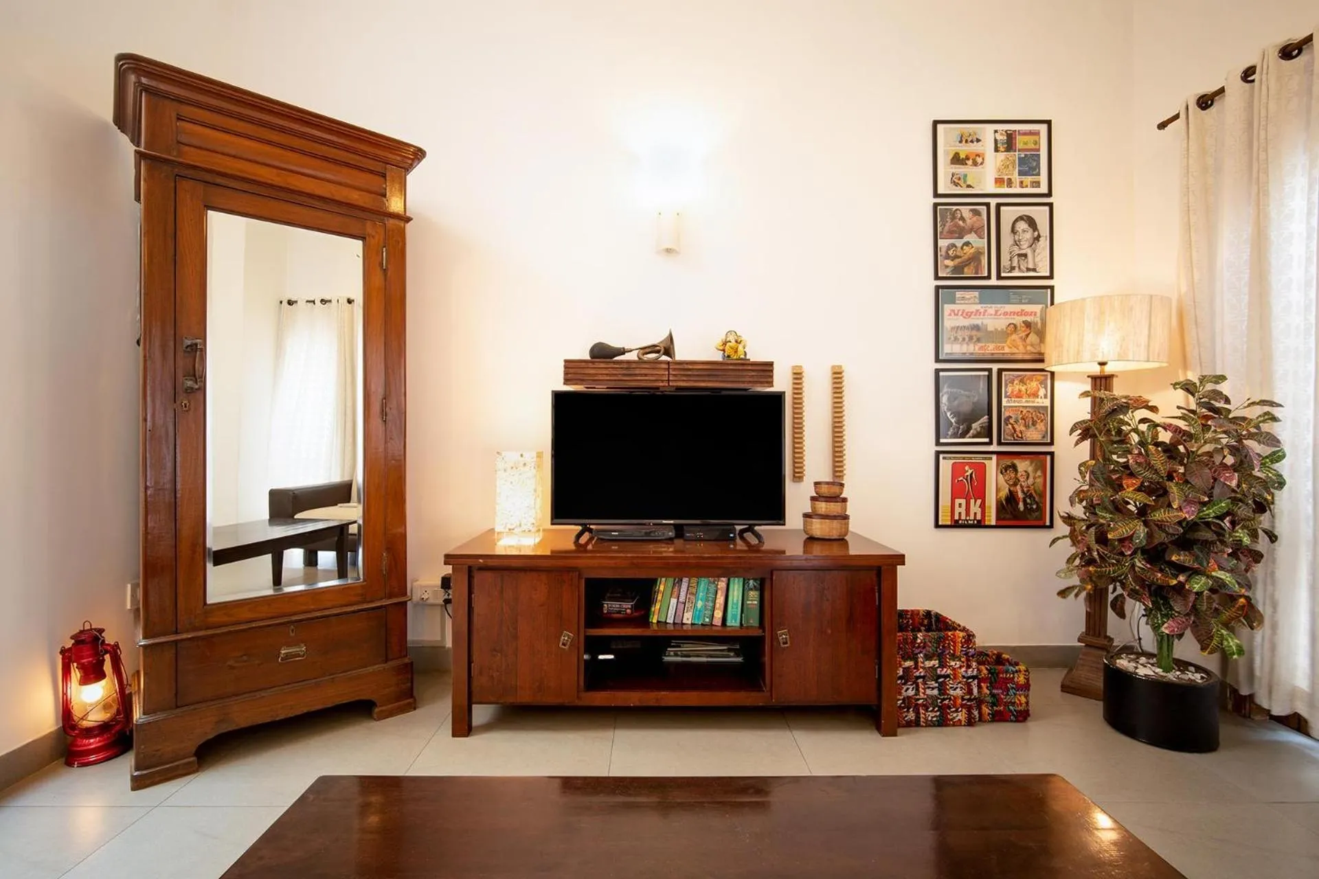 Living room in StayVista at Saanu Ki Villa with free Breakfast