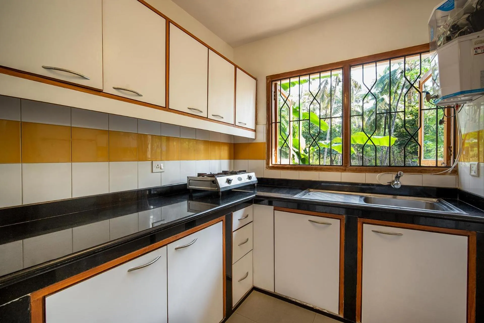 Kitchen or kitchenette in StayVista at Saanu Ki Villa with free Breakfast