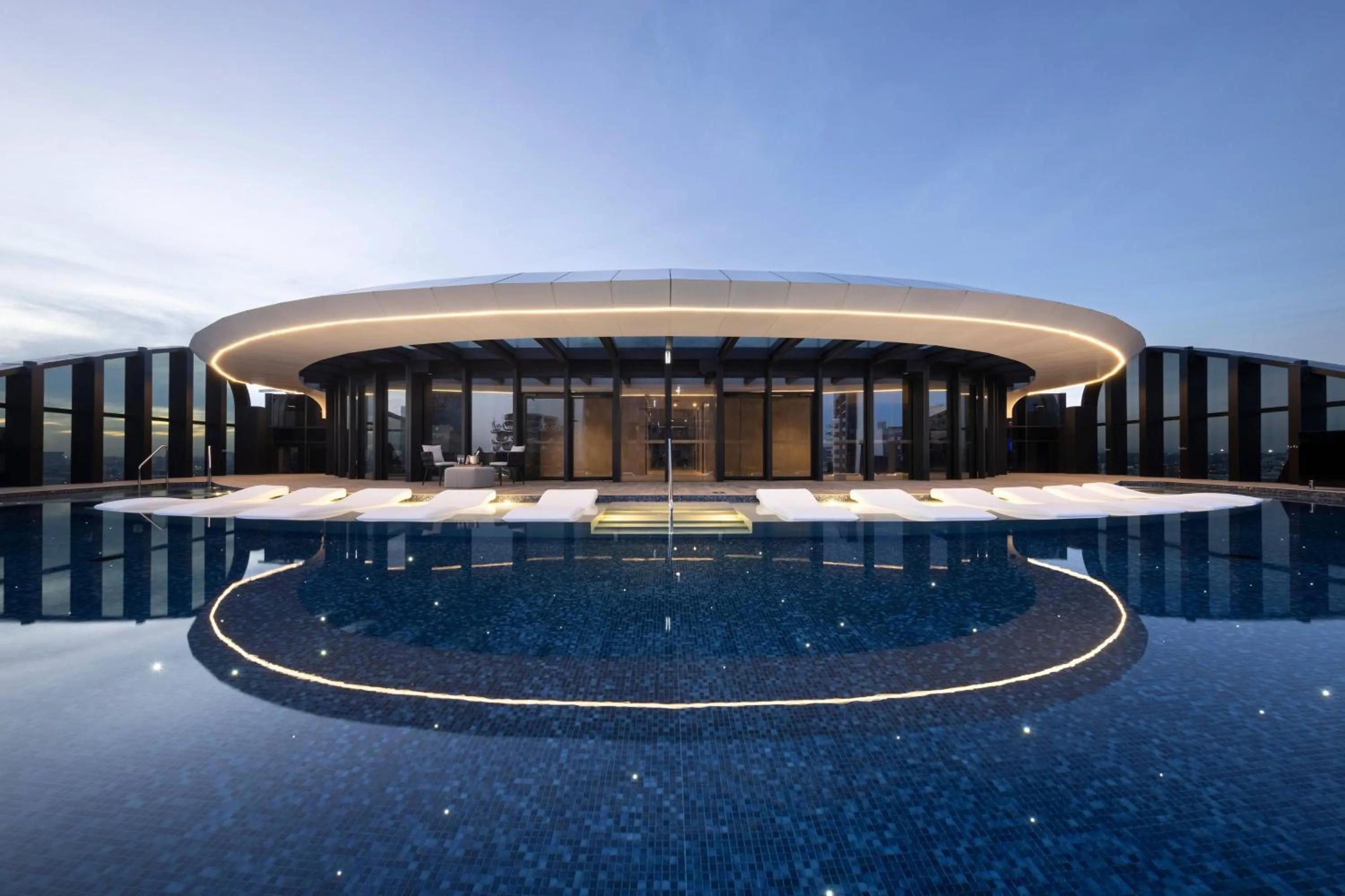 Swimming pool in Melbourne Marriott Hotel Docklands