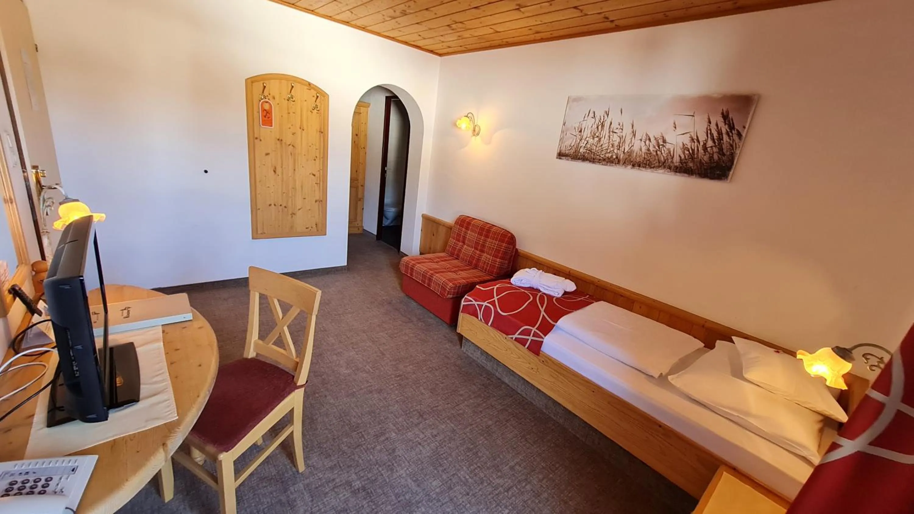Photo of the whole room, Bed in Sport und Familienhotel Klausen