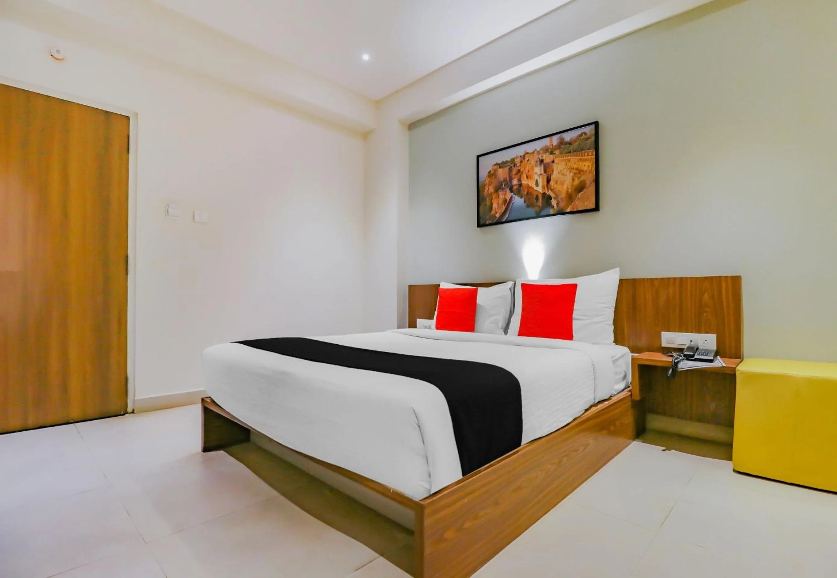 Bedroom in Capital O Royal Keys Near Brookfield Mall, AECS Layout