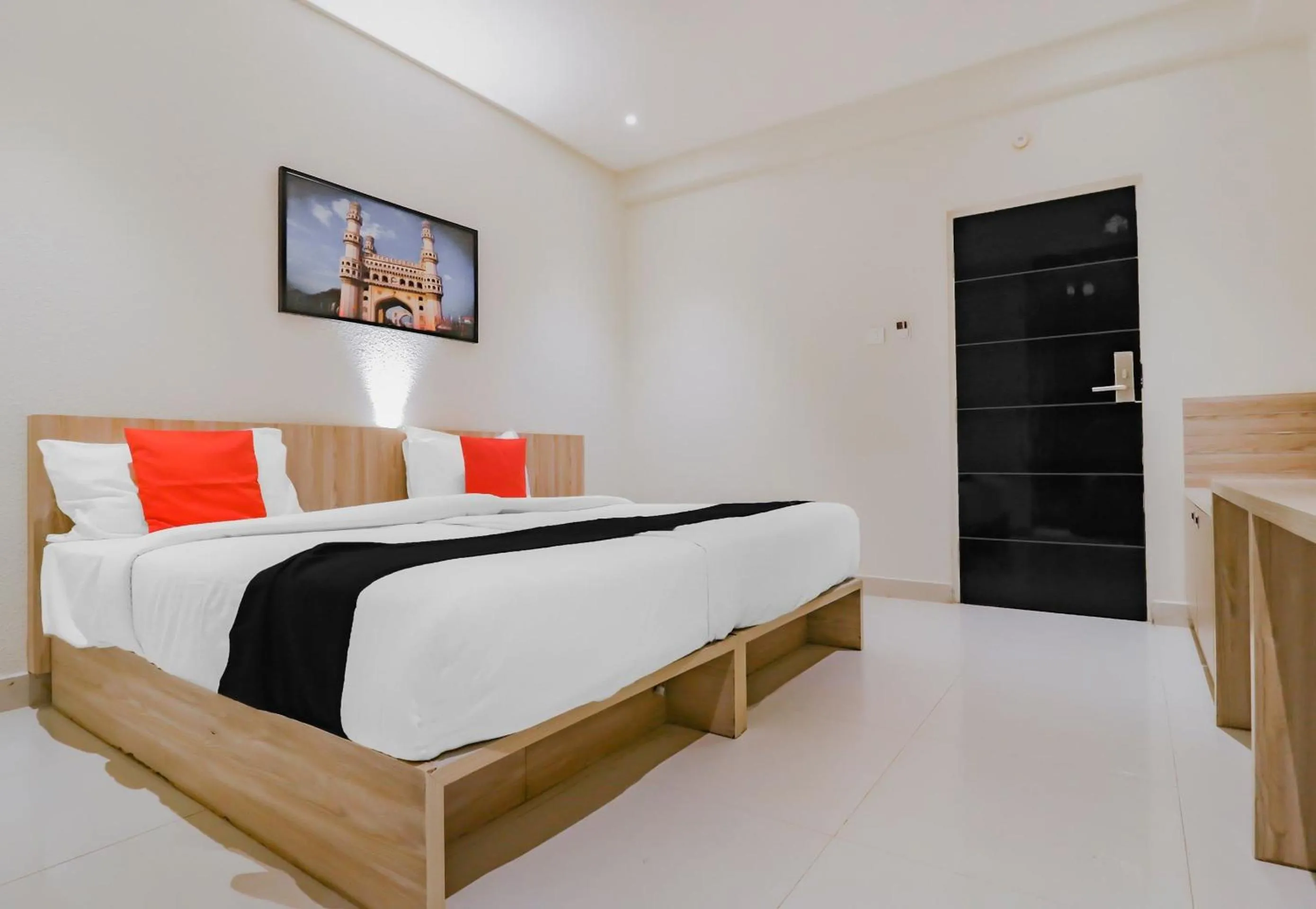 Bedroom in Capital O Royal Keys Near Brookfield Mall, AECS Layout