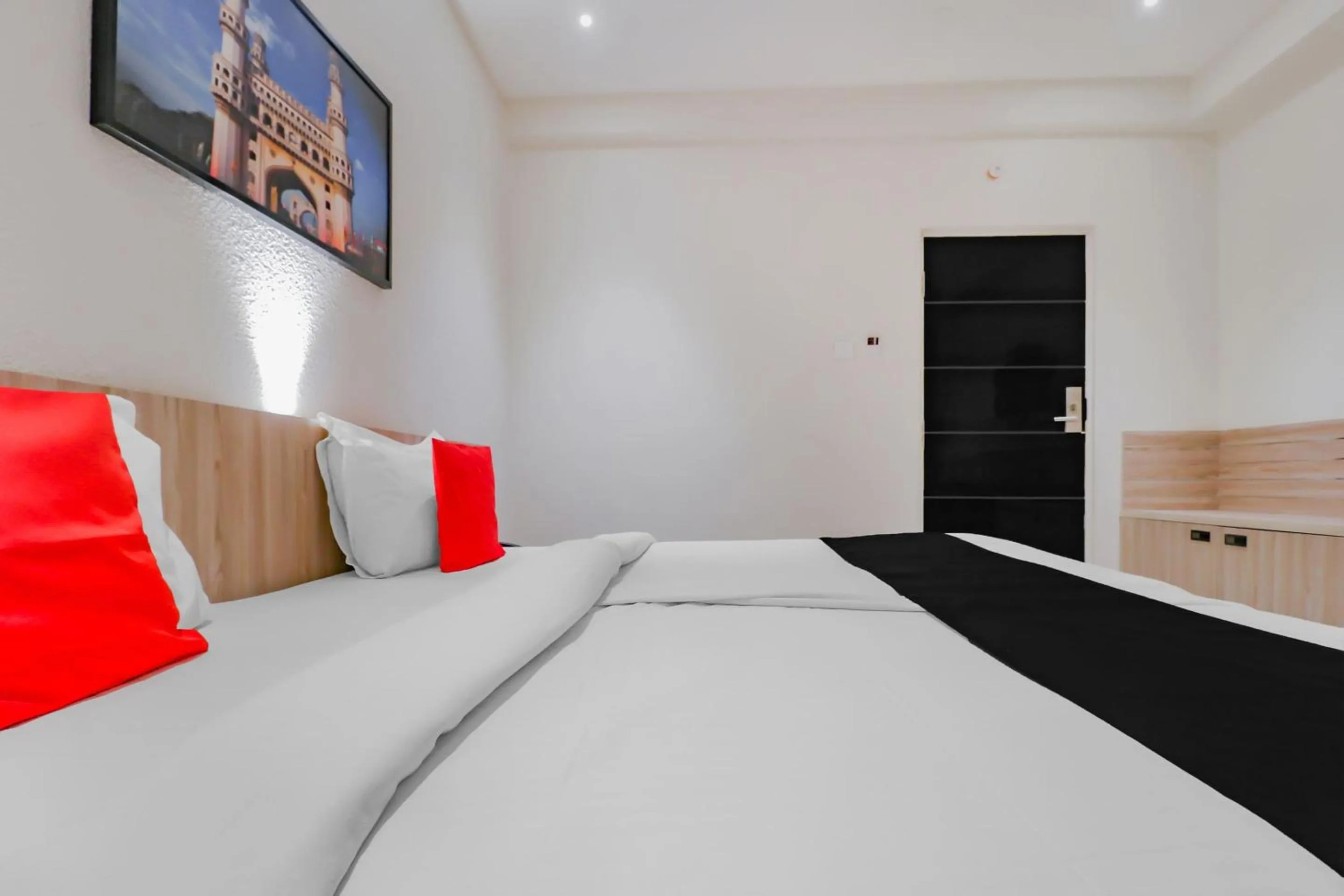 Bedroom in Capital O Royal Keys Near Brookfield Mall, AECS Layout